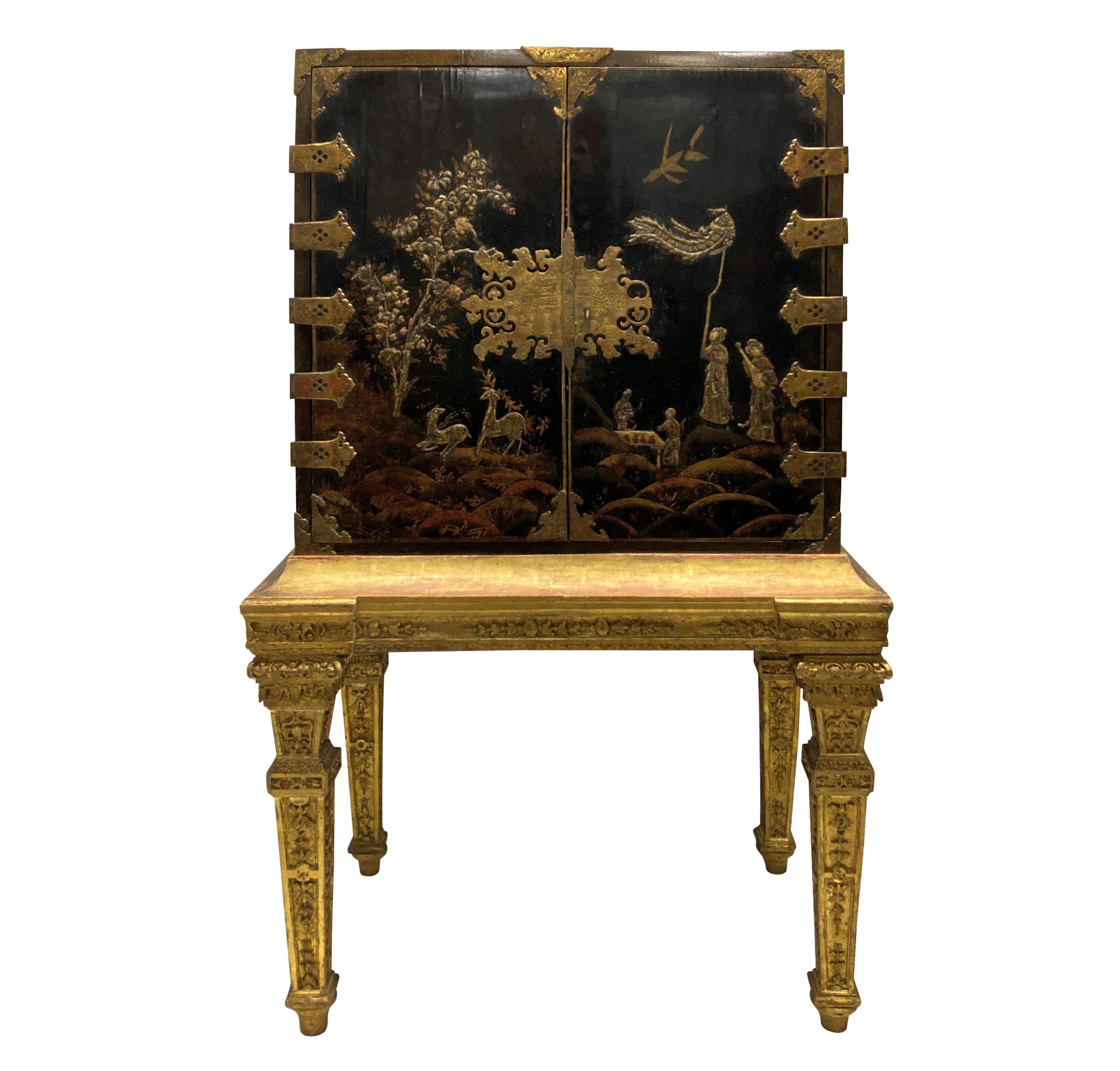 Fino armario de chinoiserie William & Mary sobre soporte de madera dorada Guillermo y María en venta