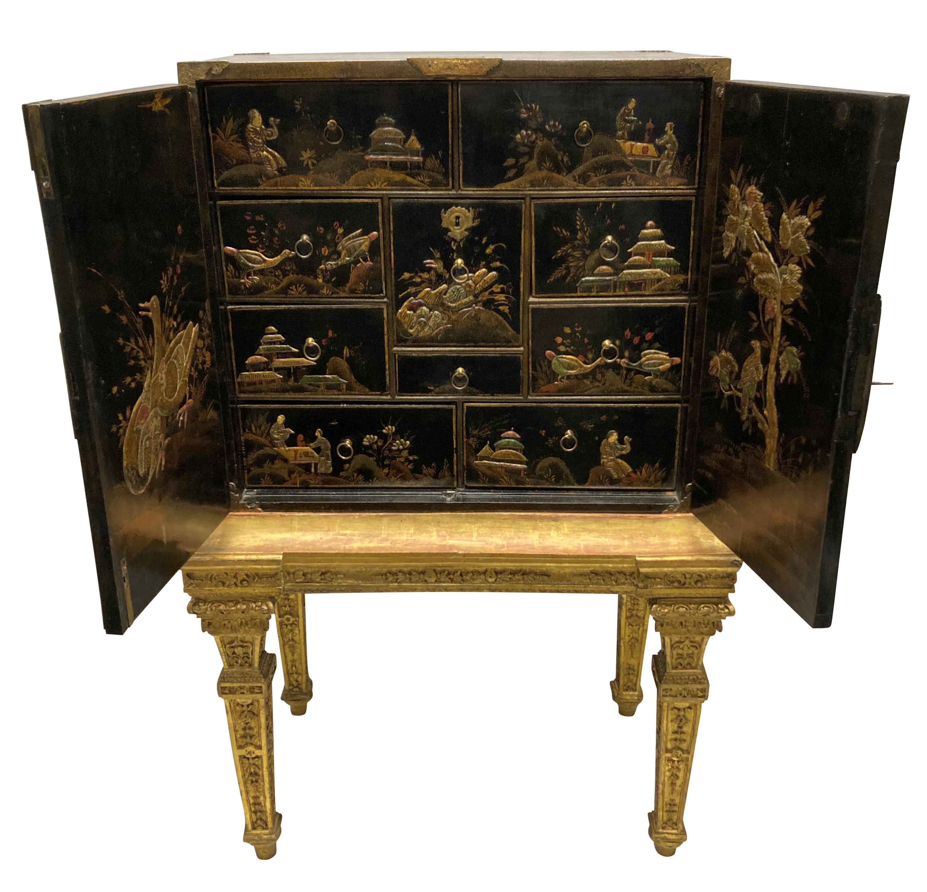 Fino armario de chinoiserie William & Mary sobre soporte de madera dorada Inglés en venta