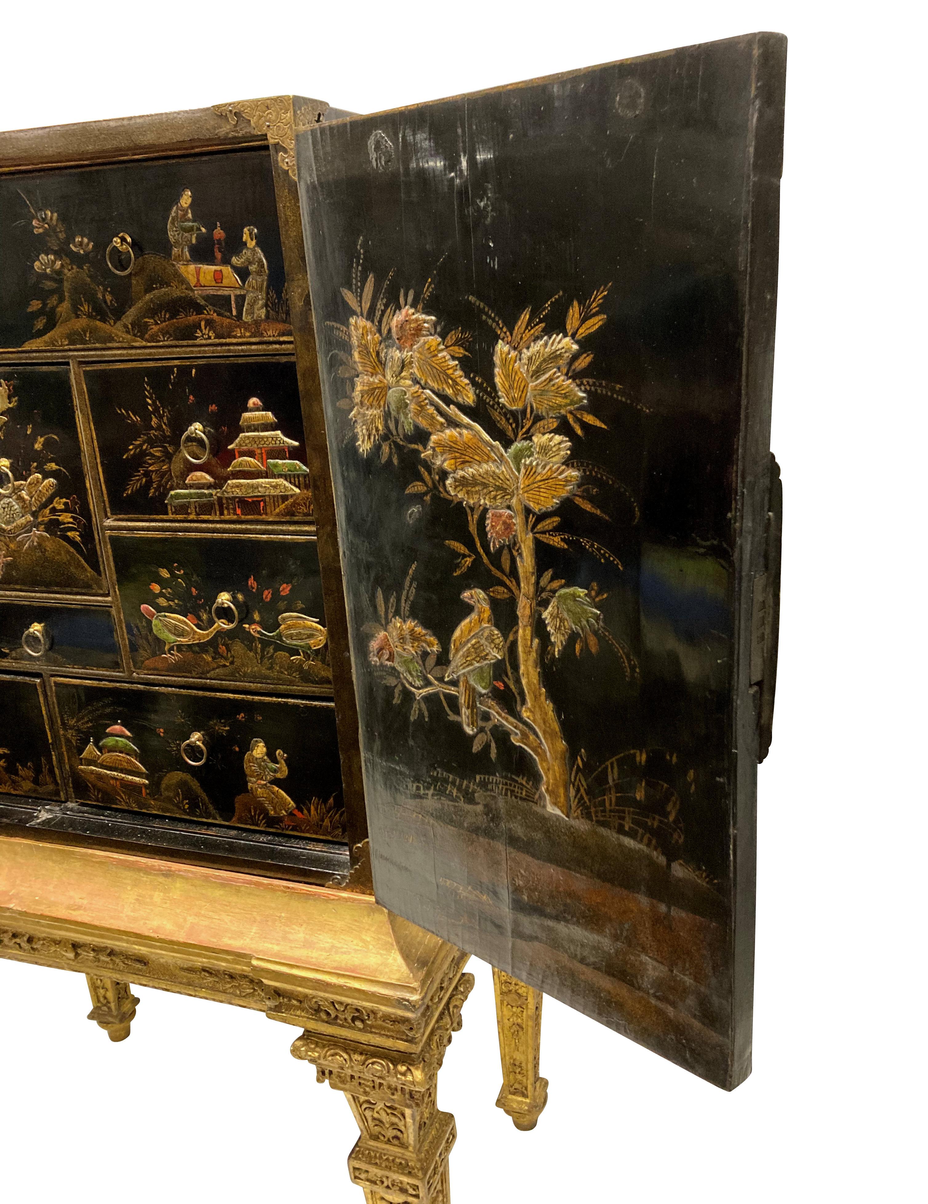 Fino armario de chinoiserie William & Mary sobre soporte de madera dorada Latón en venta