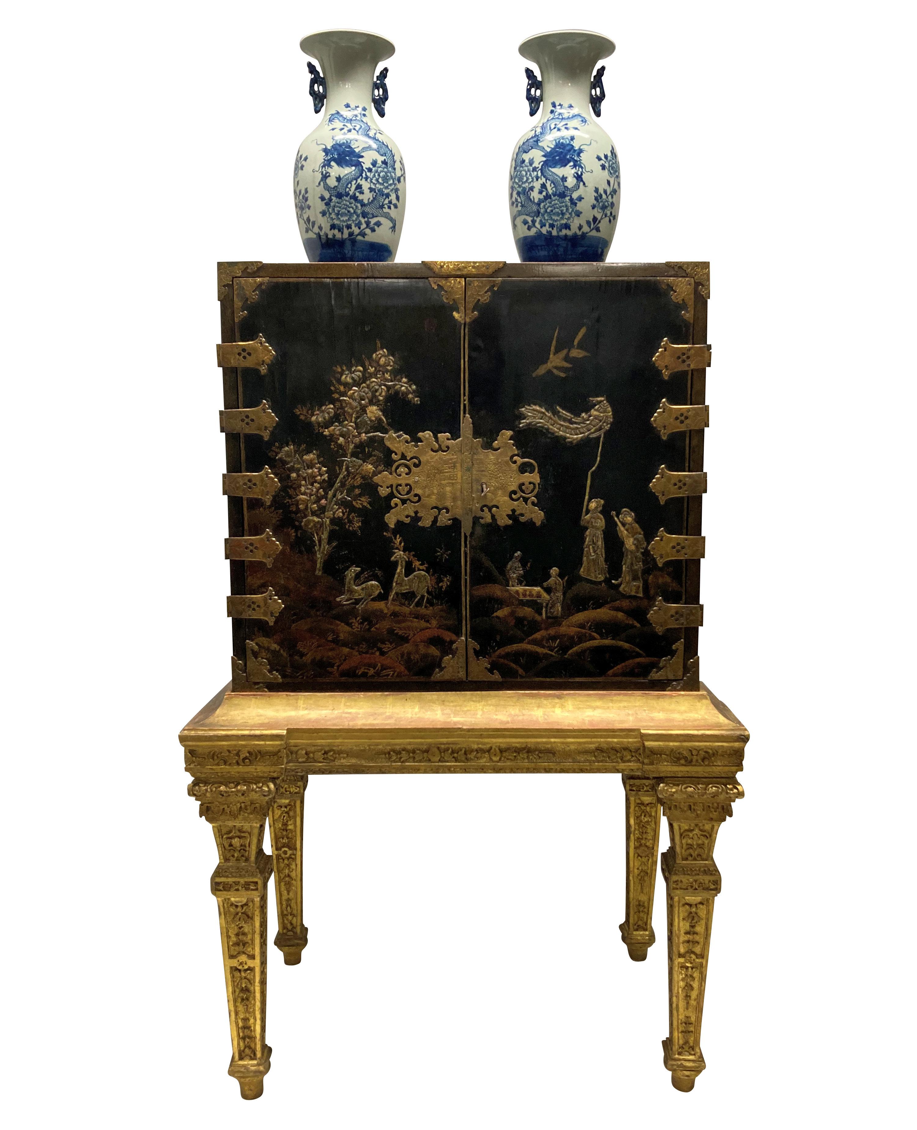 Fino armario de chinoiserie William & Mary sobre soporte de madera dorada en venta 1