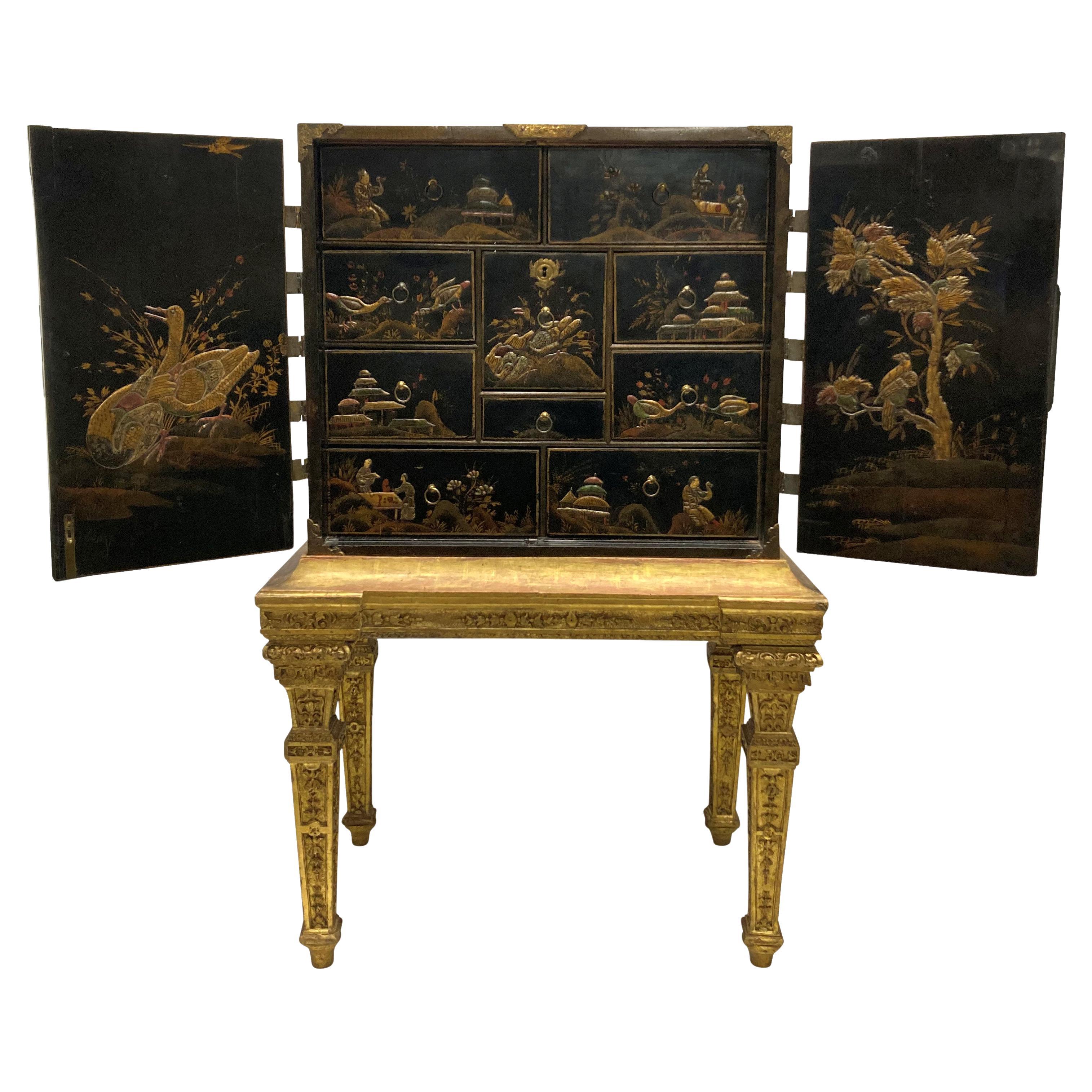 Fino armario de chinoiserie William & Mary sobre soporte de madera dorada en venta