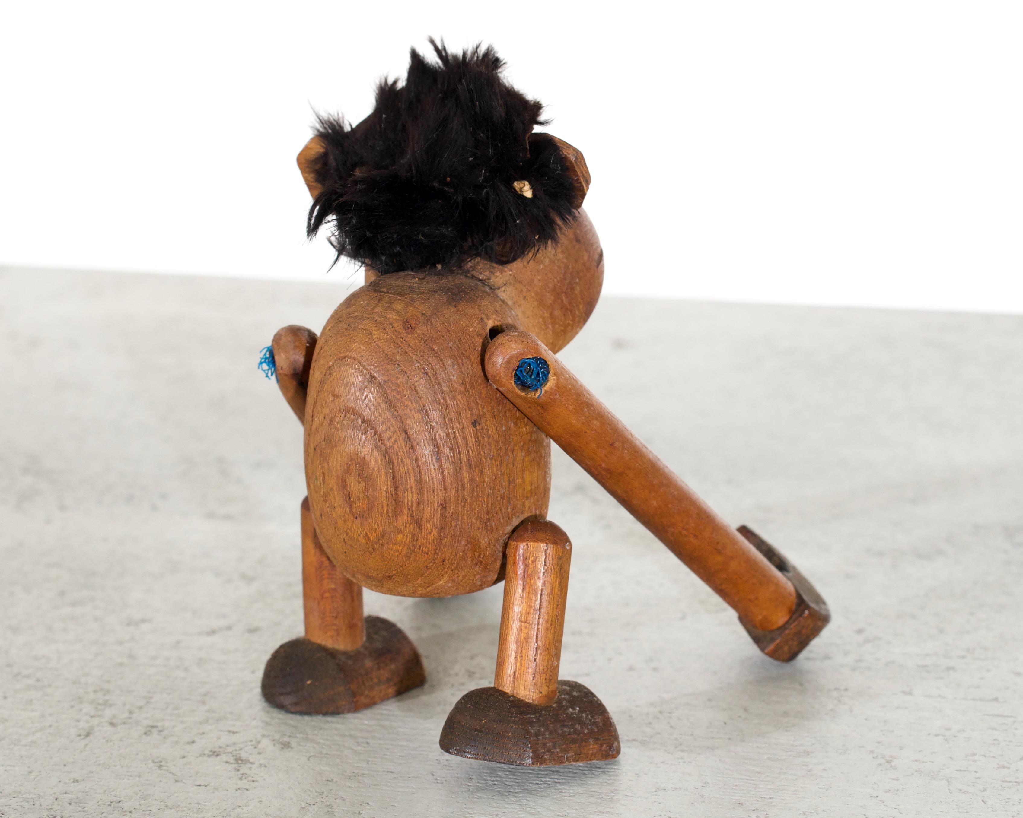 Fine Wooden Carved Monkey, 1950s In Good Condition For Sale In Aalsgaarde, DK