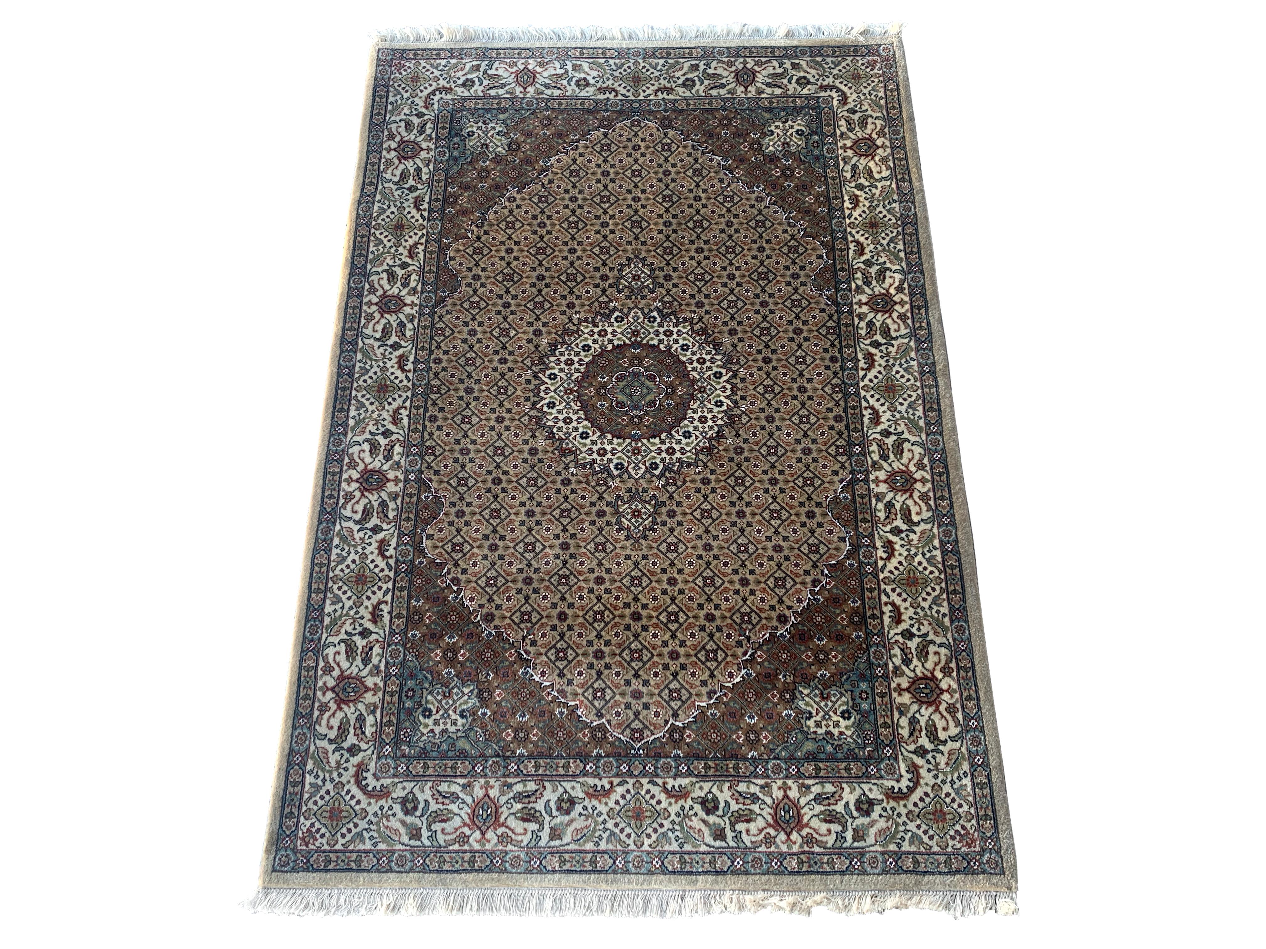 Vello di lana e seta annodato a mano su una base di cotone.

Circa 2000

Dimensioni: 4' x 6'

Origine: India

Condizioni: Eccellente per la sua età

Colore del campo: marrone chiaro

Colore del bordo: Avorio

Colori d'accento: Ruggine, Azzurro,