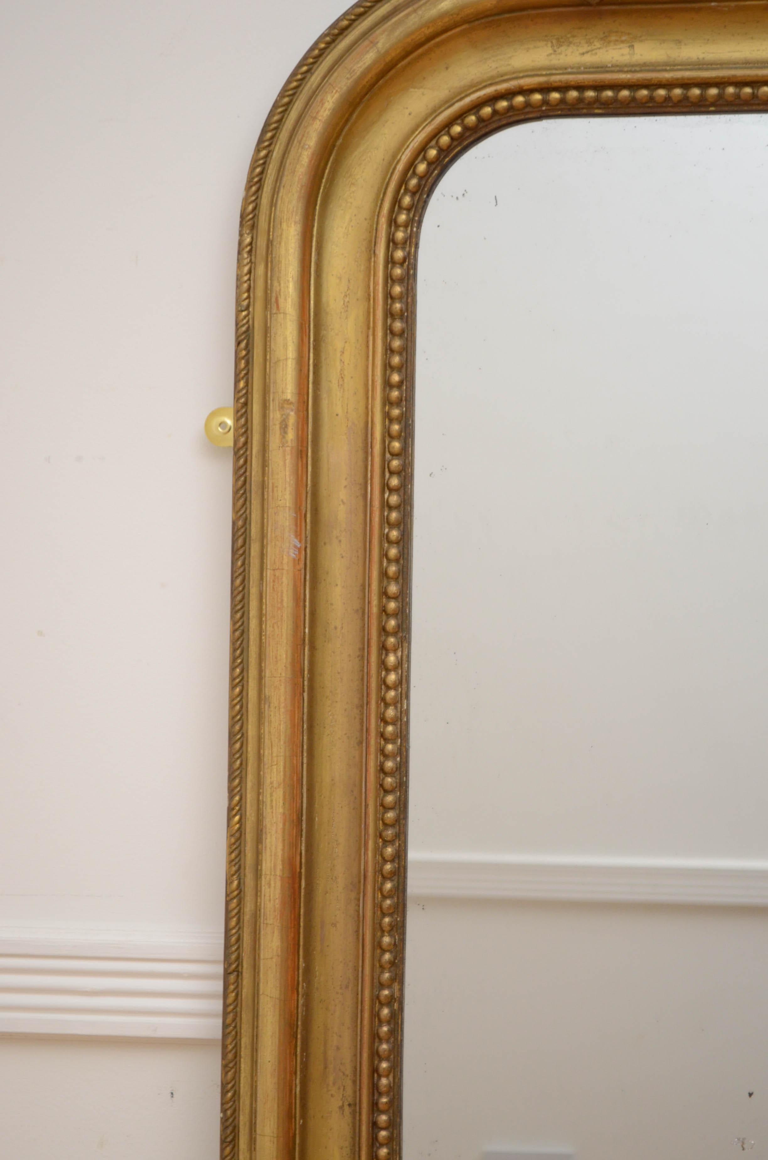 Französischer Spiegel aus vergoldetem Holz aus dem 19. Jahrhundert (Blattgold) im Angebot