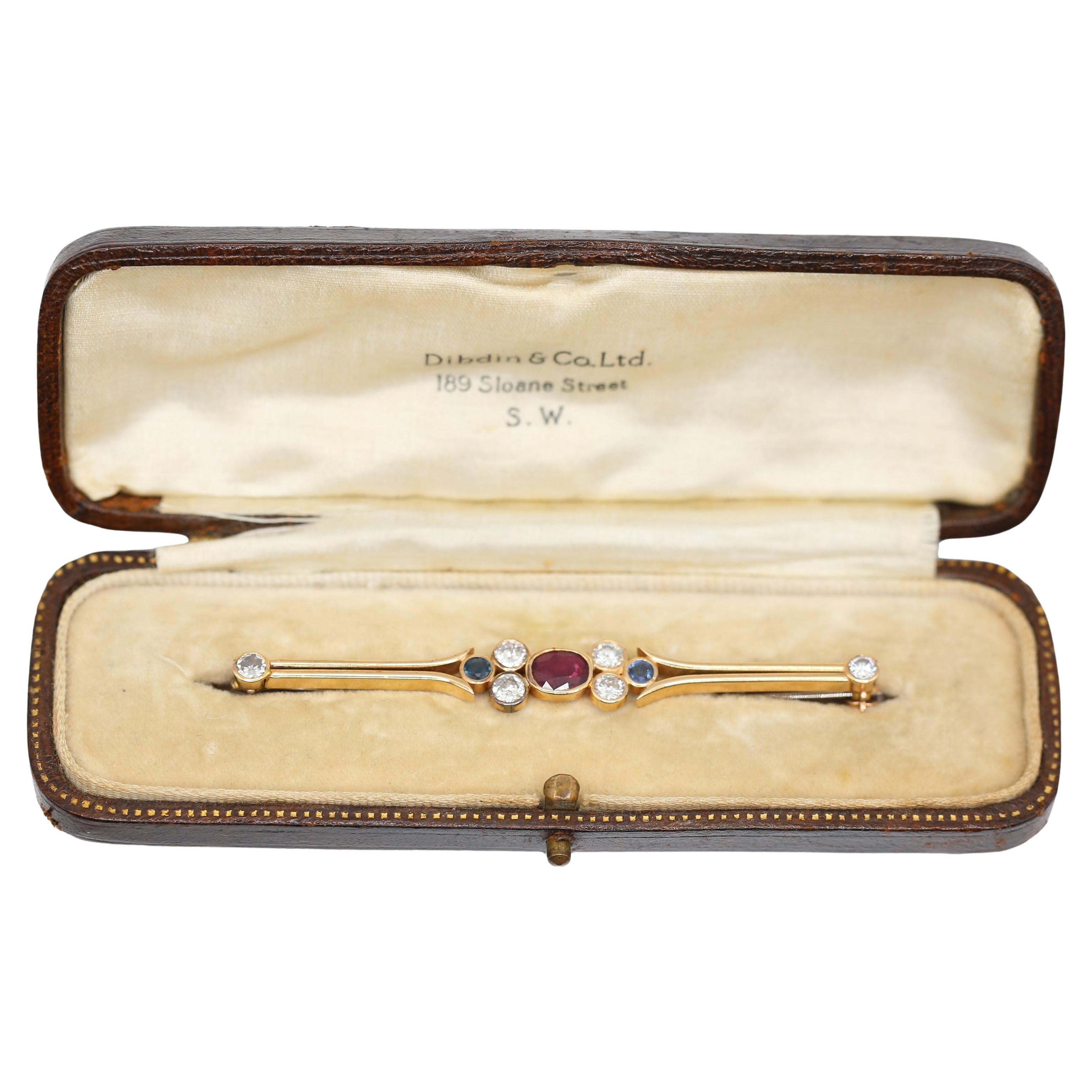 Broche en or jaune fin à rubis, diamants et saphirs, coffrée, 1920