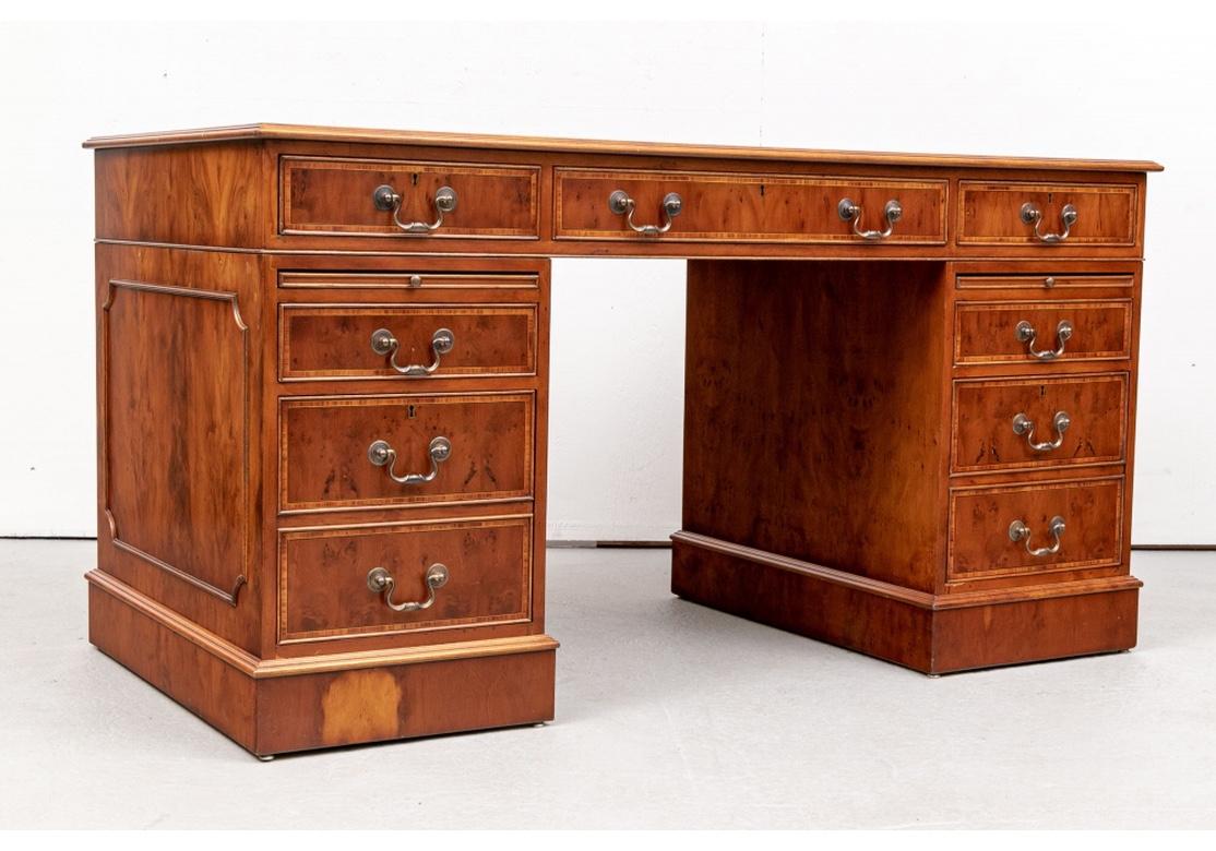 Scrivania in legno di tasso pregiato con piano in pelle goffrata e dorata in vendita 4