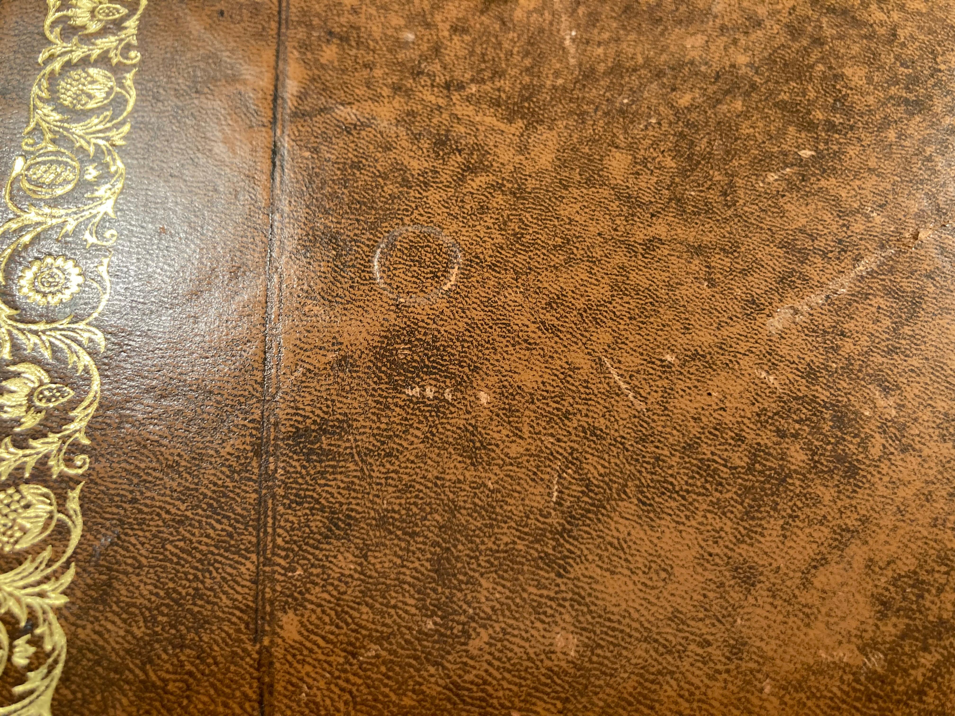 Scrivania in legno di tasso pregiato con piano in pelle goffrata e dorata in vendita 9