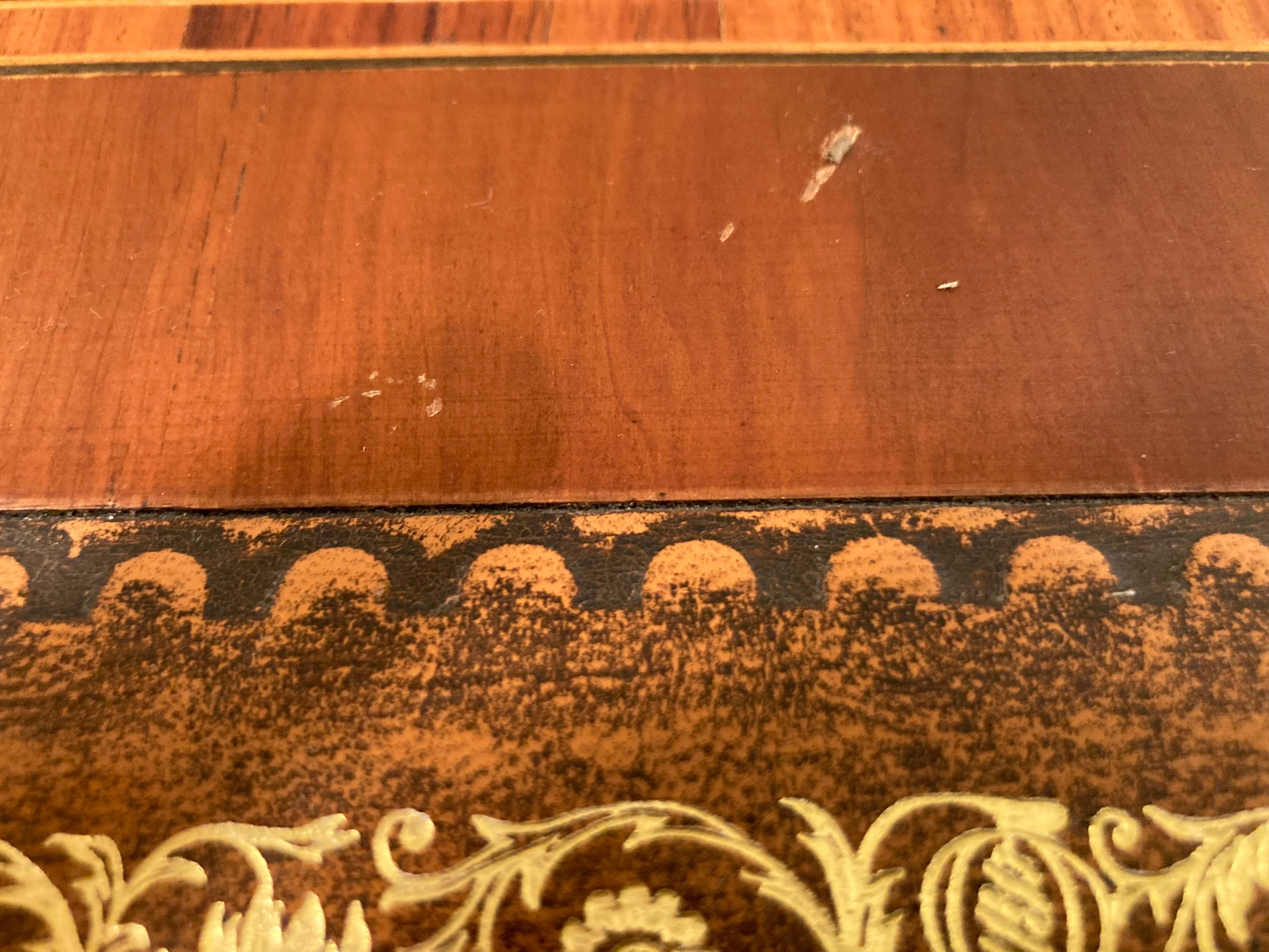 Scrivania in legno di tasso pregiato con piano in pelle goffrata e dorata in vendita 10