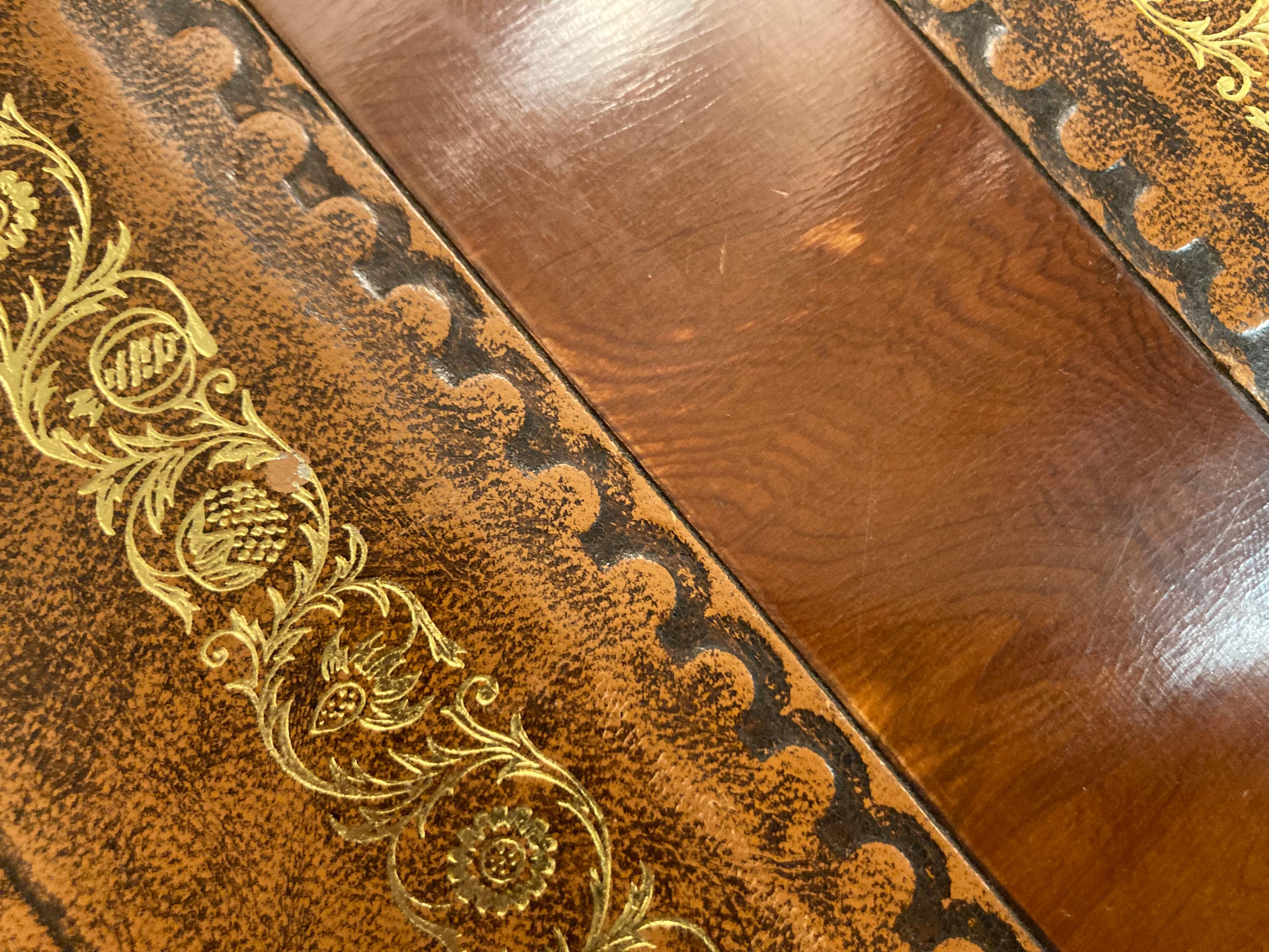 Scrivania in legno di tasso pregiato con piano in pelle goffrata e dorata in vendita 11