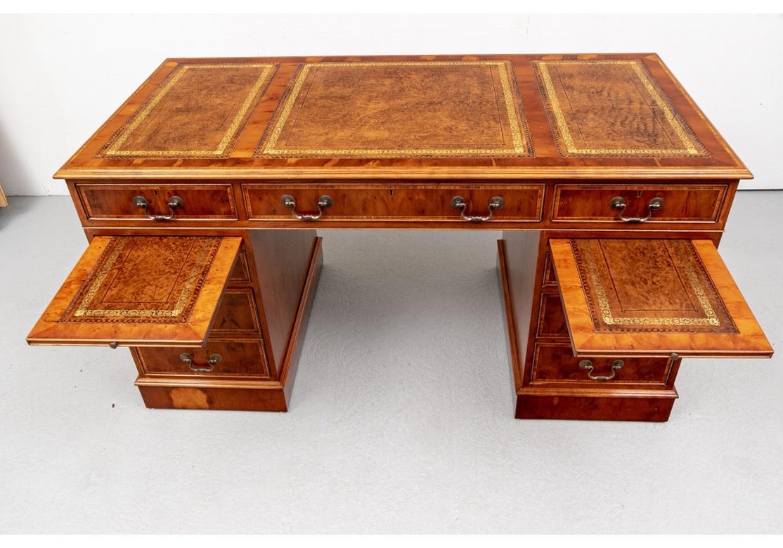 Scrivania in legno di tasso pregiato con piano in pelle goffrata e dorata in vendita 2