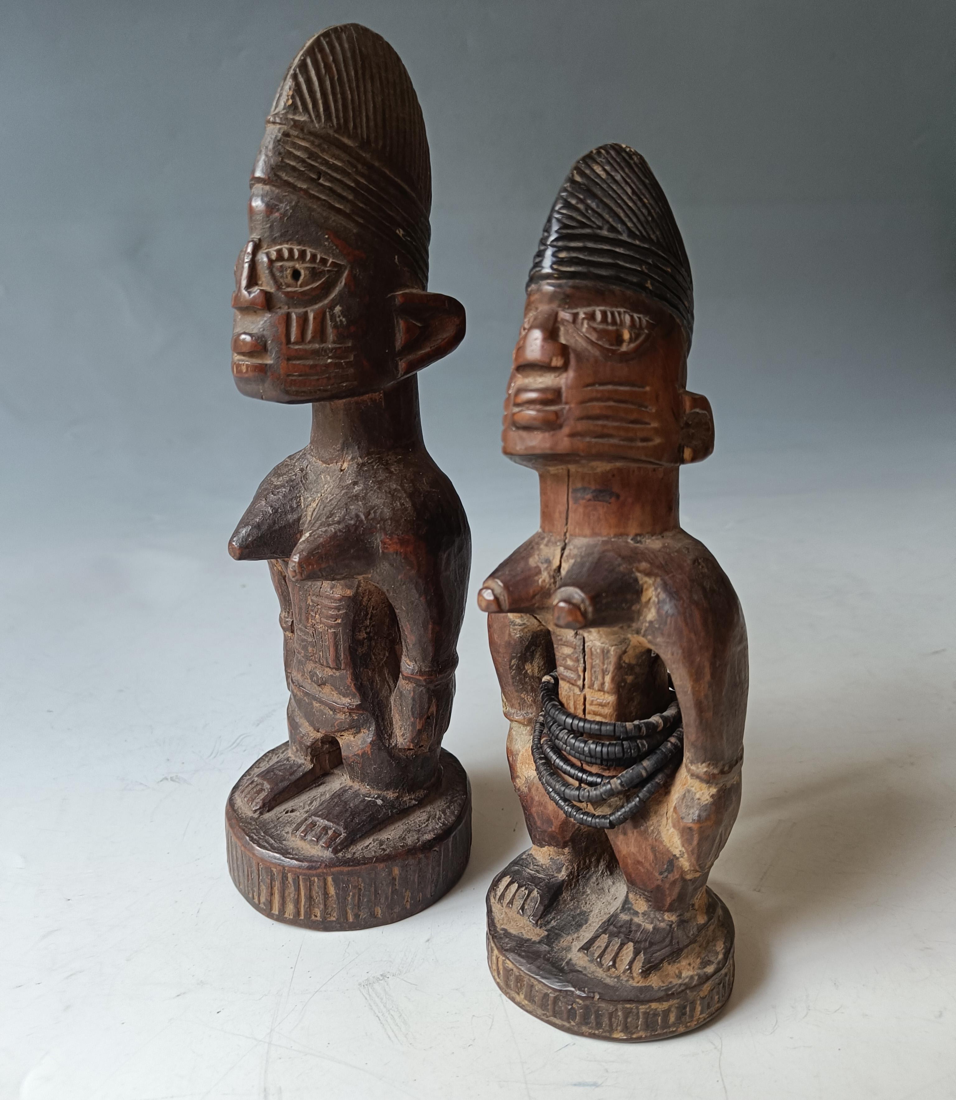 Bene di femmina Yoruba Ibeji  Cifre  
Finemente  scolpito in legno denso con decorazioni lineari sul corpo   
Periodo della Nigeria Inizio del XX secolo
Dimensioni: 27 e 25 cm   Condizioni:  Buono
Una bella coppia da collezione in buone