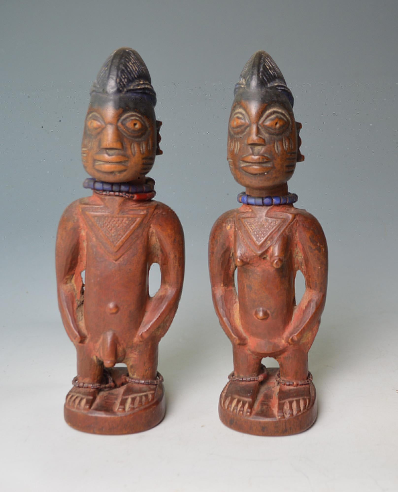 Ein schönes Paar oder Yoruba Ere Ibeji Figuren Nigeria

Ein männliches und weibliches Ibeji-Figurenpaar mit islamischen Tirah-Halsketten

Zeitraum frühes 20. Jahrhundert Höhe 11 Zoll 28 cm

Ex deutsche Sammlung
 
Ibeji-Figuren sind kleine