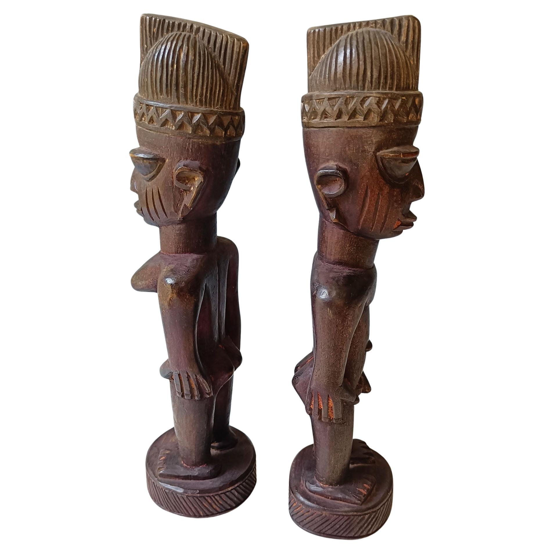Un par de figuras Ibeji de la región de lIorin, Nigeria

Una pareja de macho y hembra con pátina marrón púrpura e incrustaciones de polvo de madera de leva

Bellas tallas de principios del siglo XX

Tamaño: 28 cm ,

Procedencia:Colección del Reino