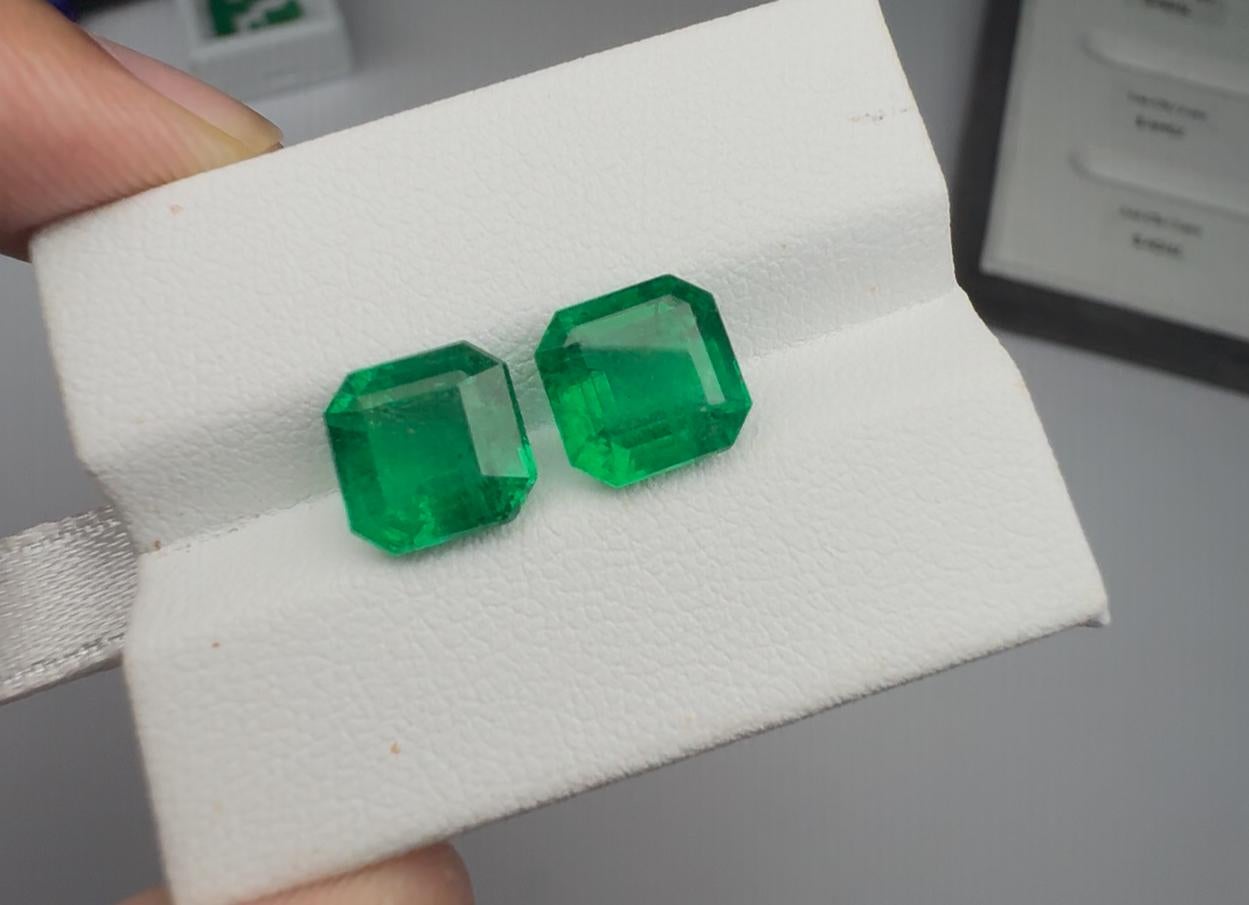 Fine Zambian Emerald Matching Pair, Vivid Green In Excellent Condition For Sale In Bangkok, TH