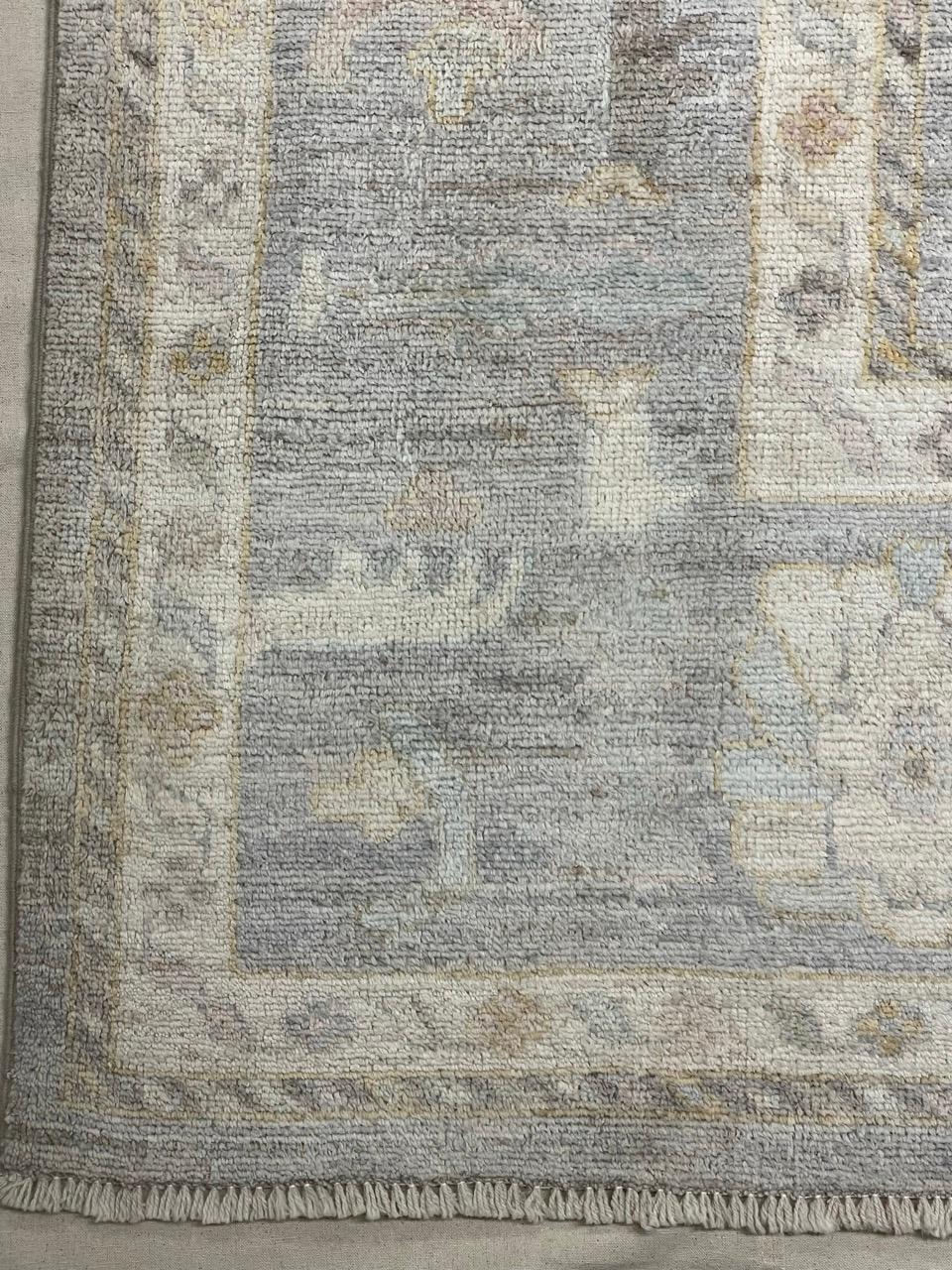 Esempio eccezionale di artigianato turco, questo Ziegler & Co. Il tappeto Usak è tessuto a mano con lana naturale al 100% e tinto con pigmenti organici e sostenibili. Il suo elegante design tradizionale Usak è caratterizzato da armoniosi medaglioni