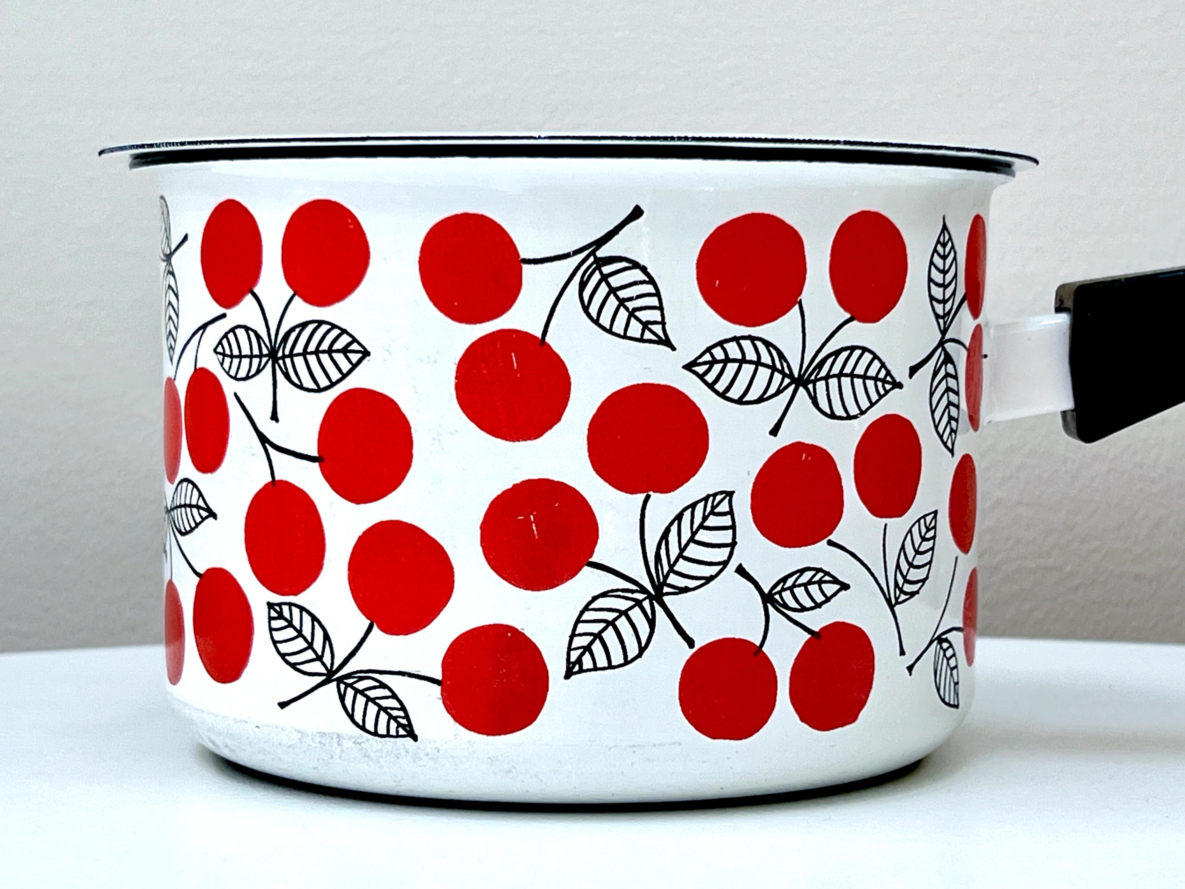 Finel era un marchio con il quale Wärtsilä e Järvenpää Emali creavano articoli da cucina e da tavola smaltati già a partire dagli anni '50.

Noti designer finlandesi come Seppo Mallat, Antti Nurmesniemi, Heikki Orvola e Kaj Franck hanno progettato