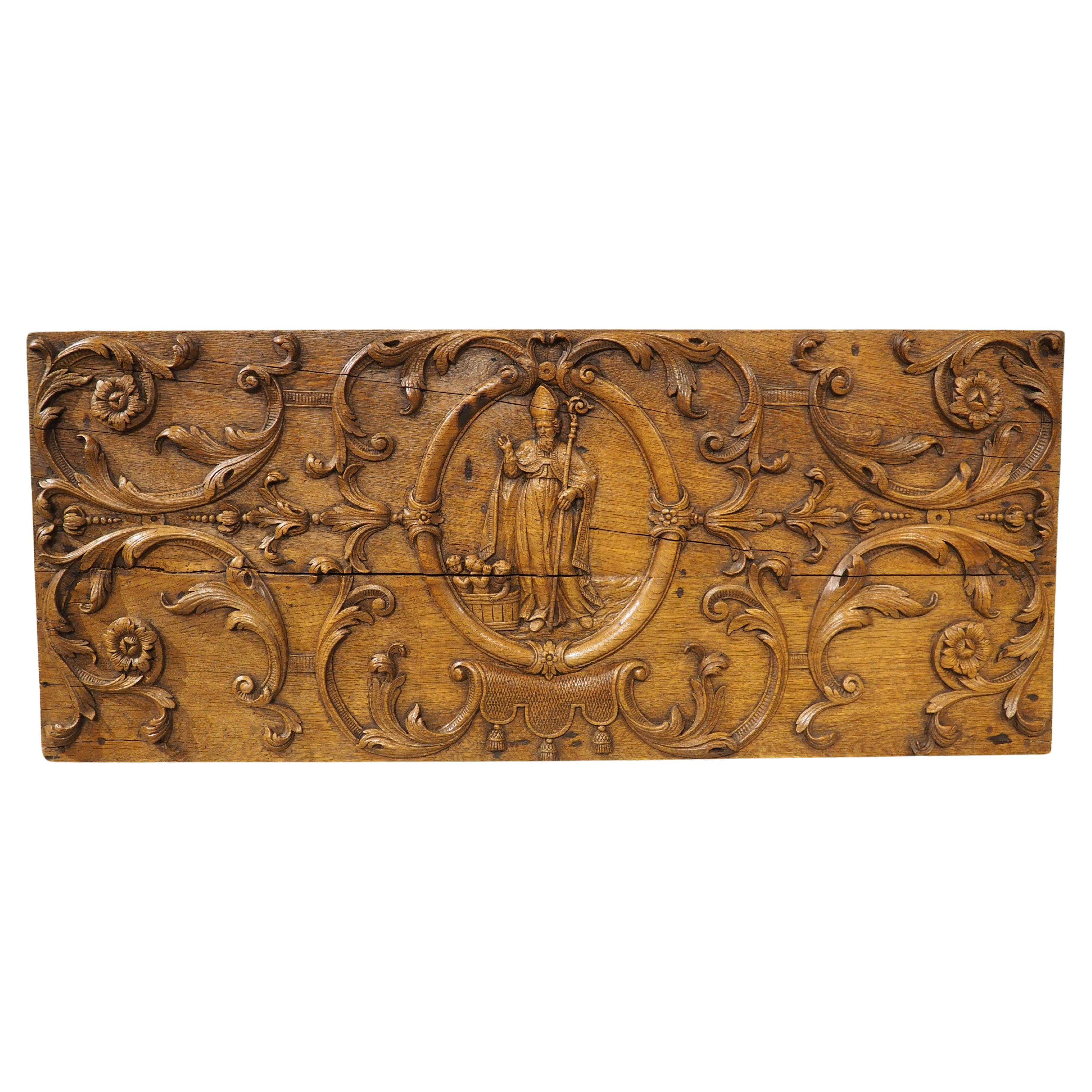 Panneau en chêne français du XVIIIe siècle finement sculpté représentant Saint Nicolas