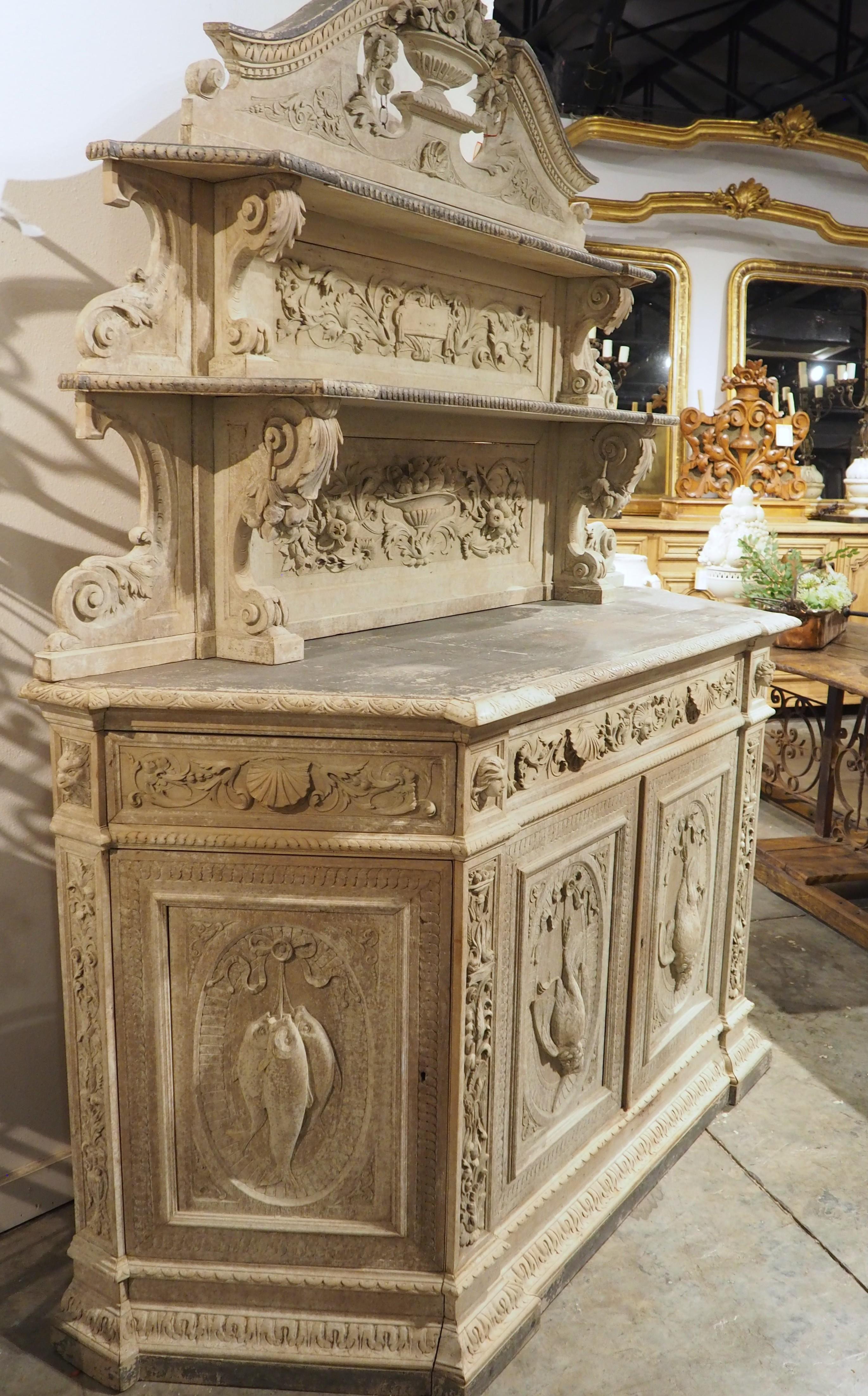 Antiguo Buffet de Caza Francés Finamente Tallado 