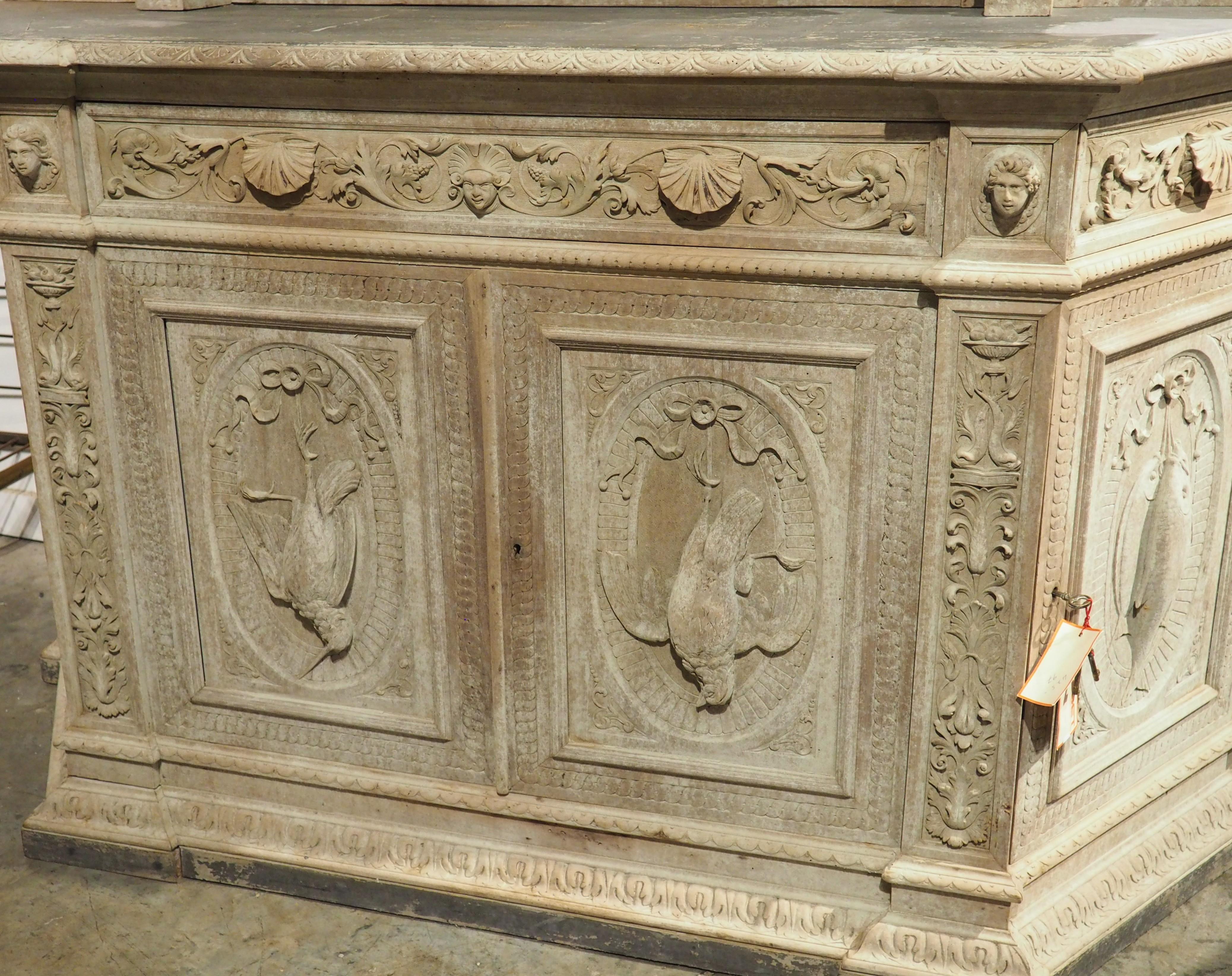 Más información próximamente...

La forma de este bufé de caza francés se conoce como San Huberto, con la pared trasera provista de estantes.  Las tallas lo abarcan todo y son bastante asombrosas, desde los tiradores de concha festoneados de los