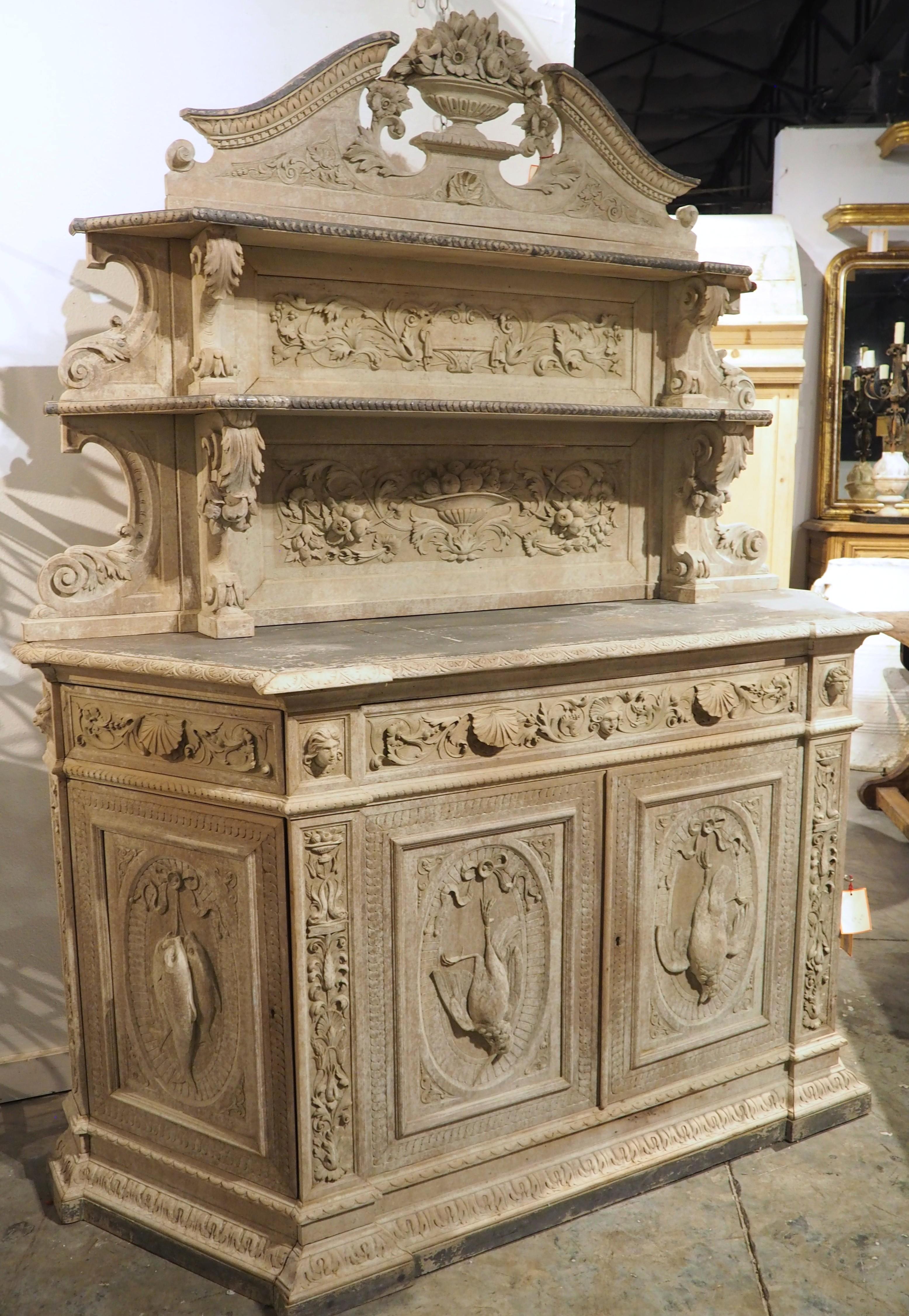 Antiguo Buffet de Caza Francés Finamente Tallado 