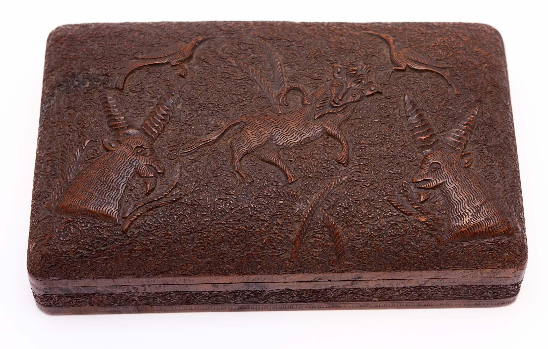 Caja persa con bisagras finamente tallada. Decorado con animales de fantasía. Alrededor de 1900. Madera dura tallada.