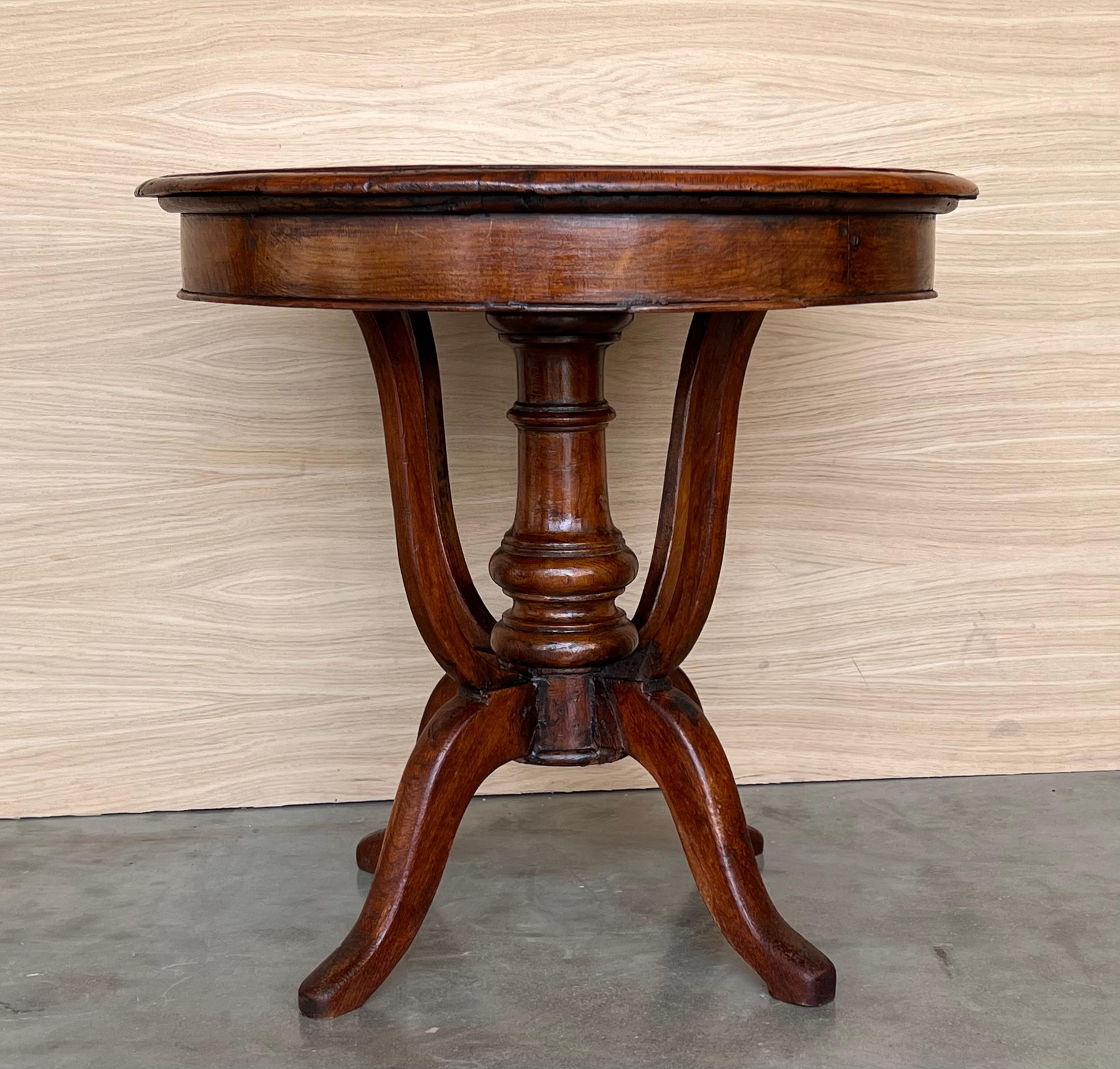 Magnifique table d'appoint circulaire en bois finement sculpté de l'époque coloniale britannique, avec un pied piédestal.
