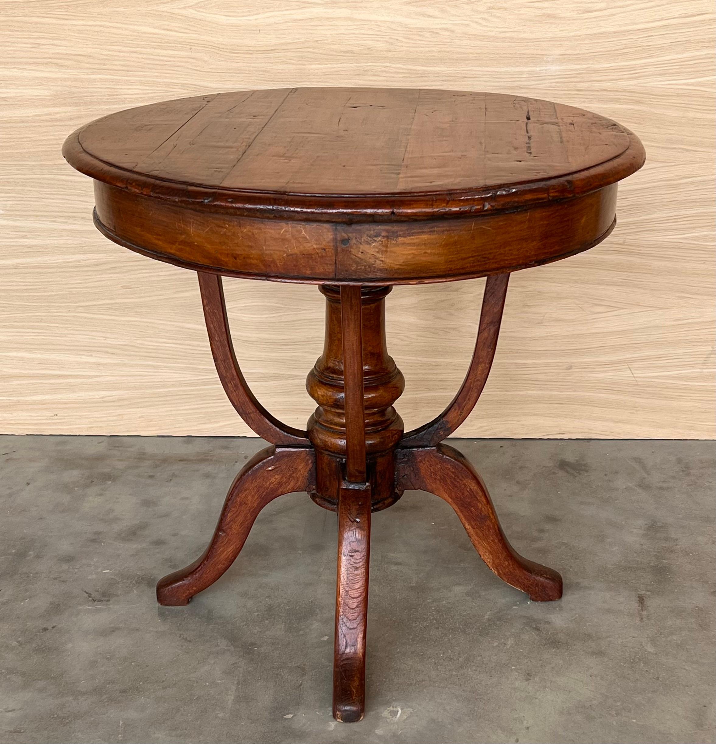 Anglais Table basse ronde finement sculptée, British Colonial, 19e siècle en vente
