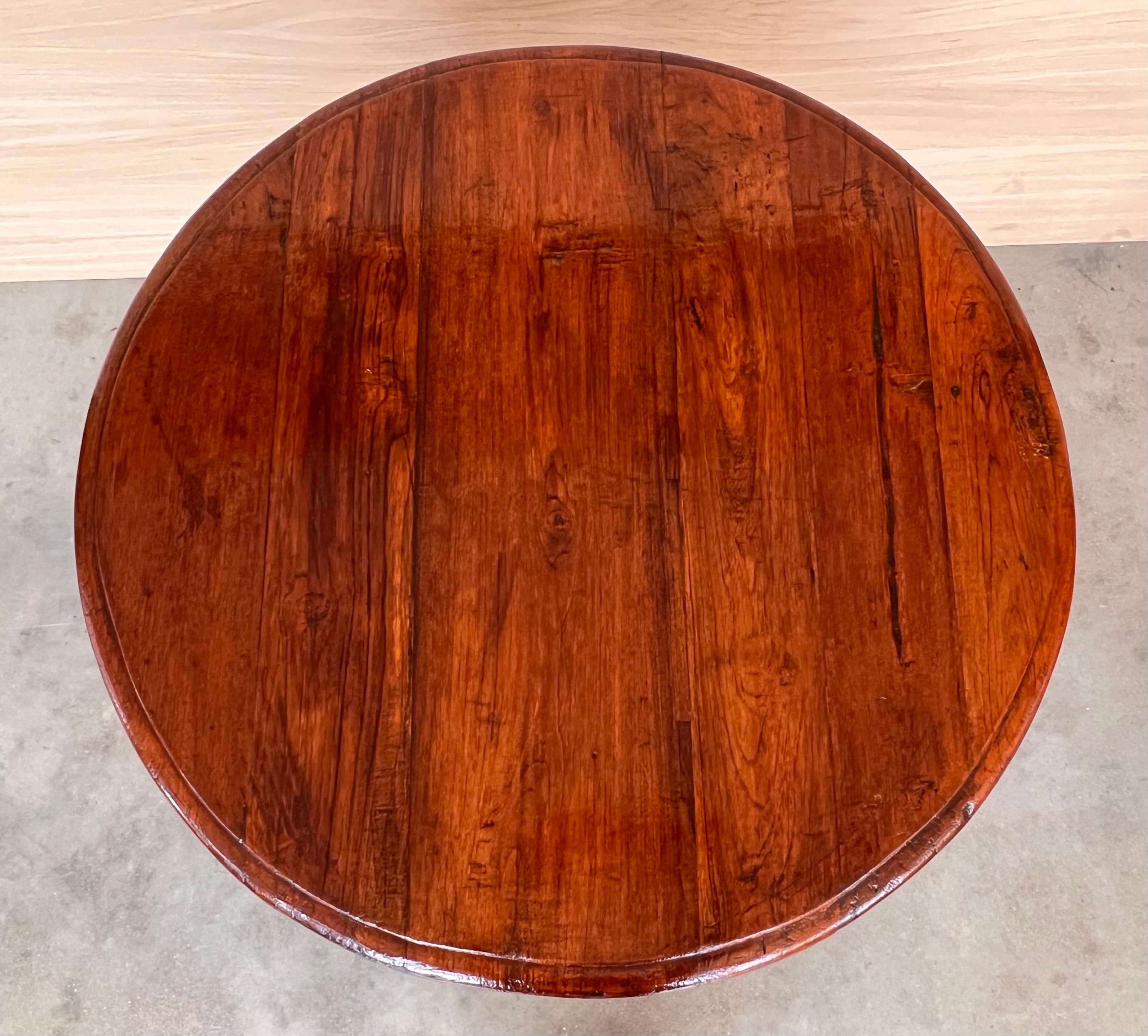 Table basse ronde finement sculptée, British Colonial, 19e siècle Bon état - En vente à Miami, FL