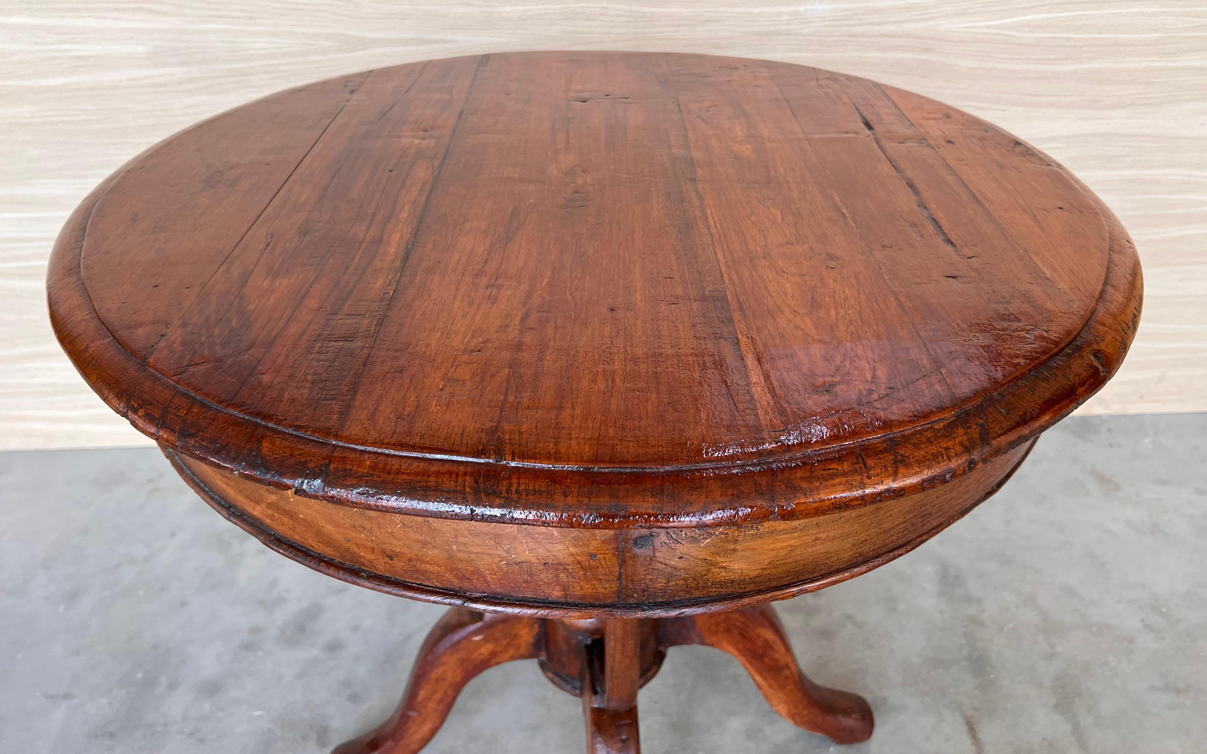 Fin du XIXe siècle Table basse ronde finement sculptée, British Colonial, 19e siècle en vente