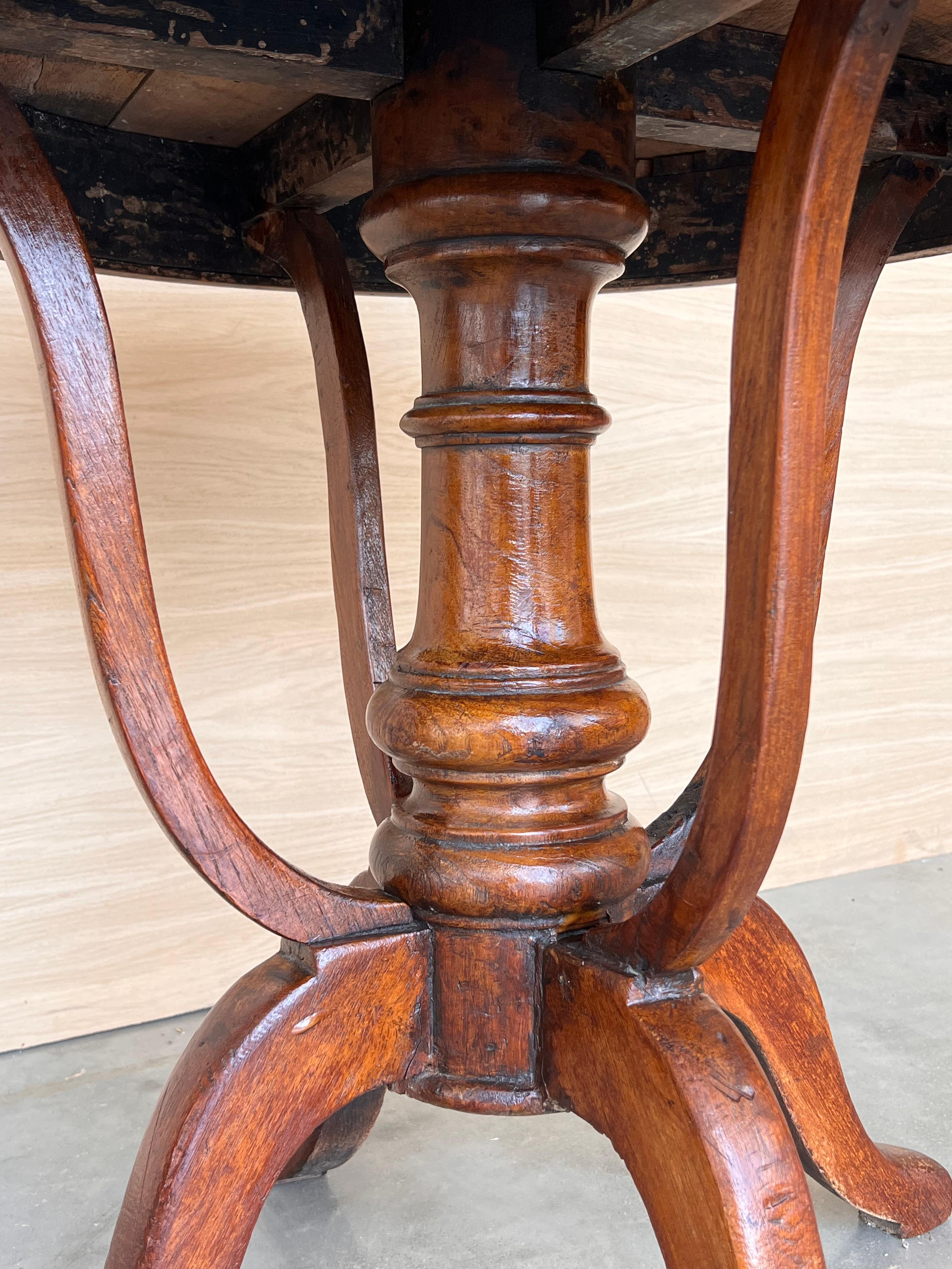 Fruitiers Table basse ronde finement sculptée, British Colonial, 19e siècle en vente
