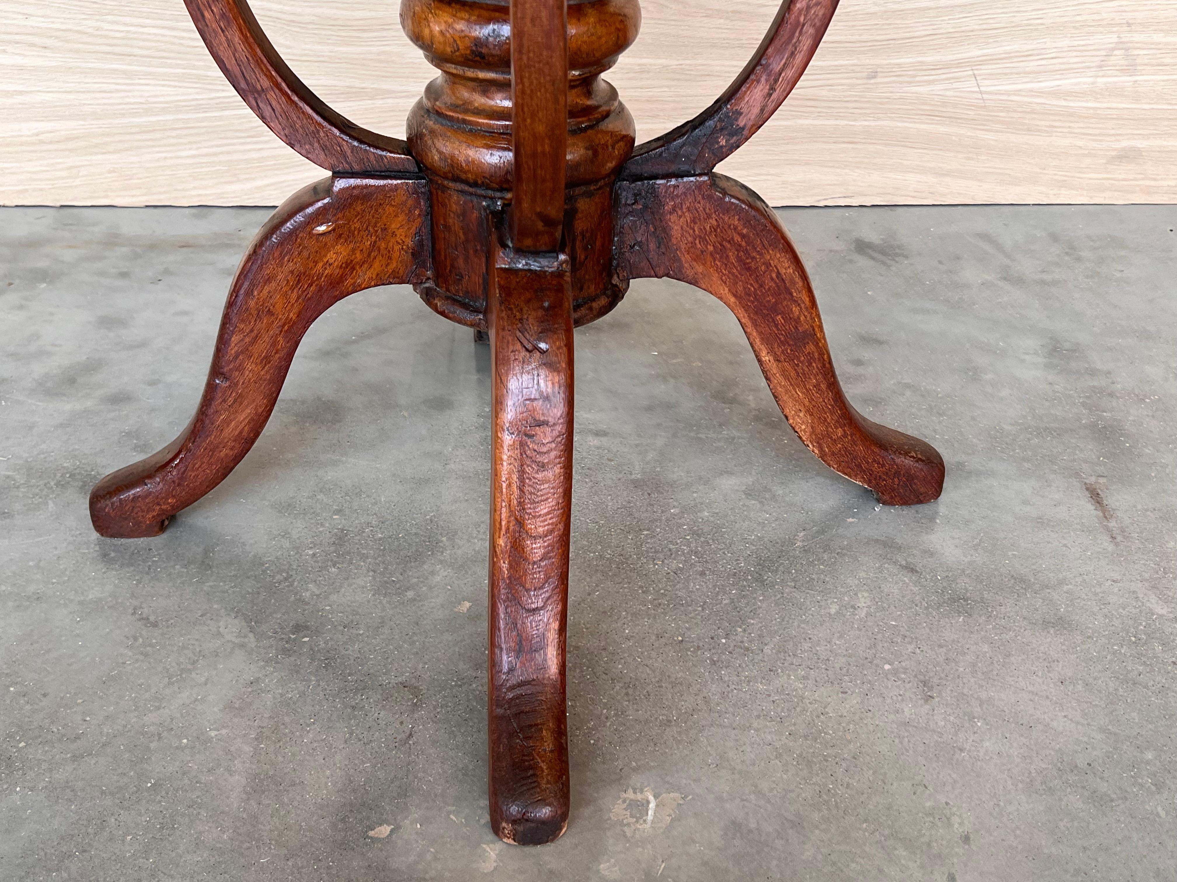 Table basse ronde finement sculptée, British Colonial, 19e siècle en vente 1