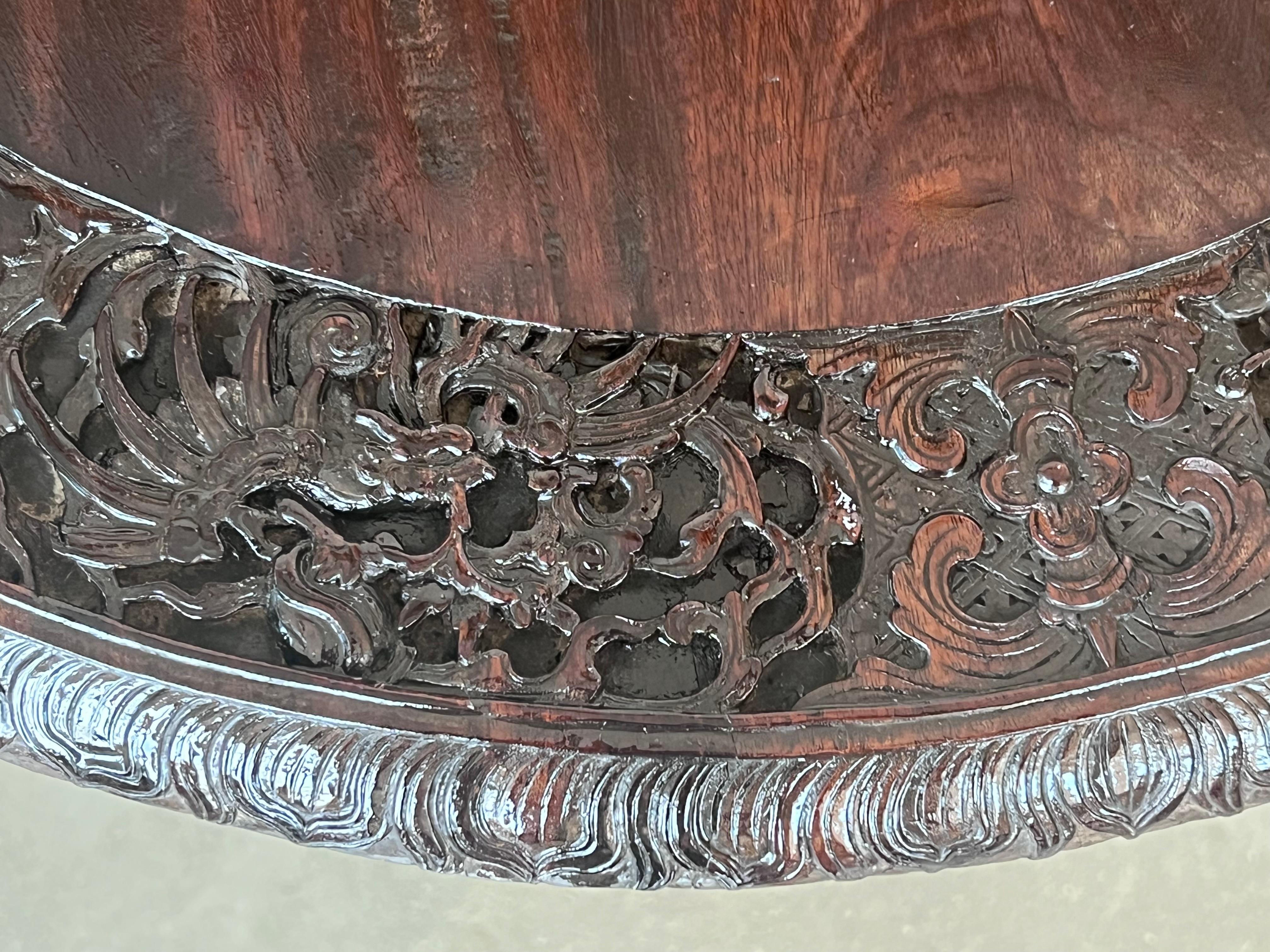 Finely Carved British Colonial 19th Century Round Tiltable Table In Good Condition For Sale In Miami, FL