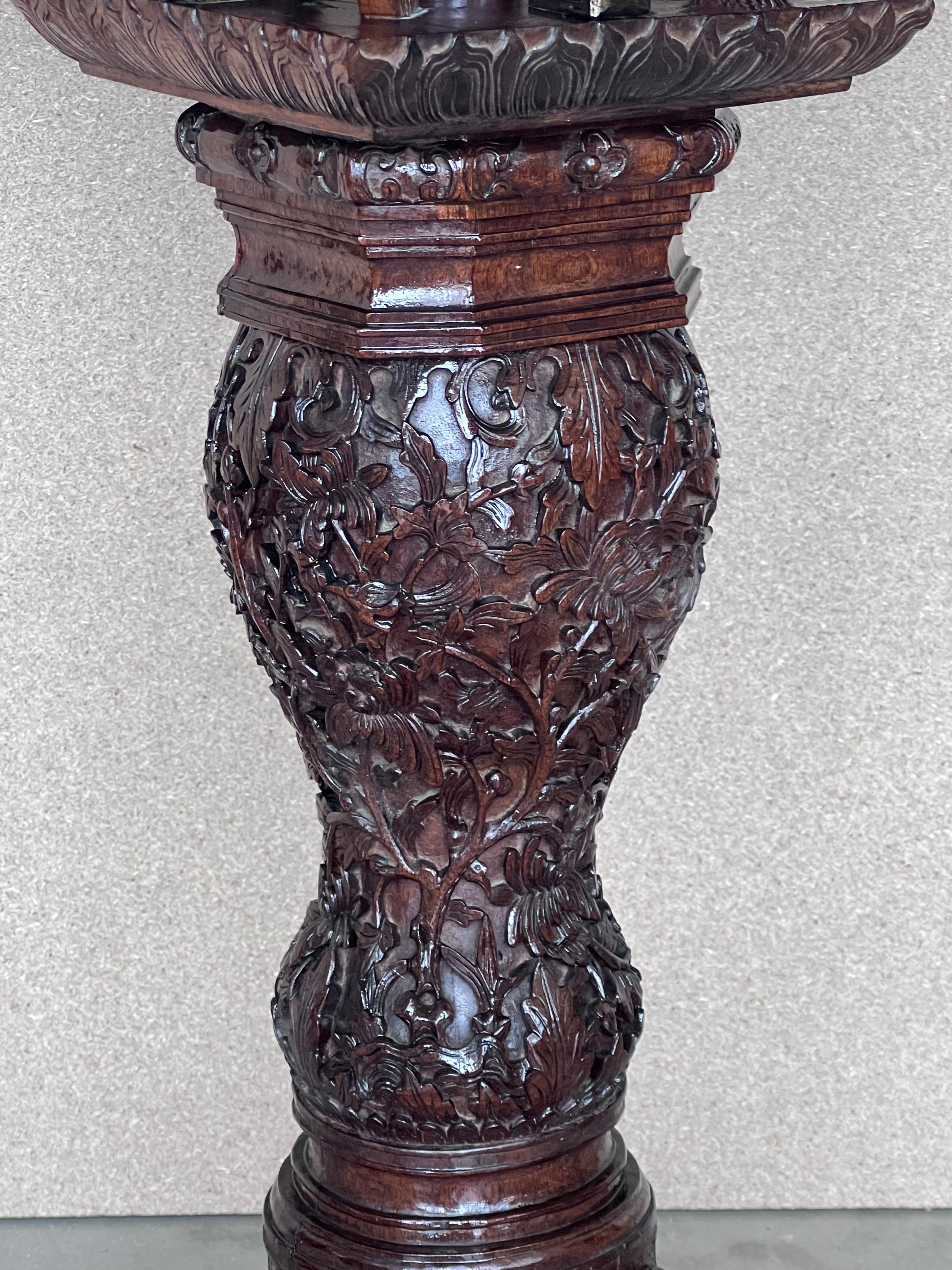 Table à bascule ronde coloniale britannique du 19ème siècle finement sculptée Bon état - En vente à Miami, FL