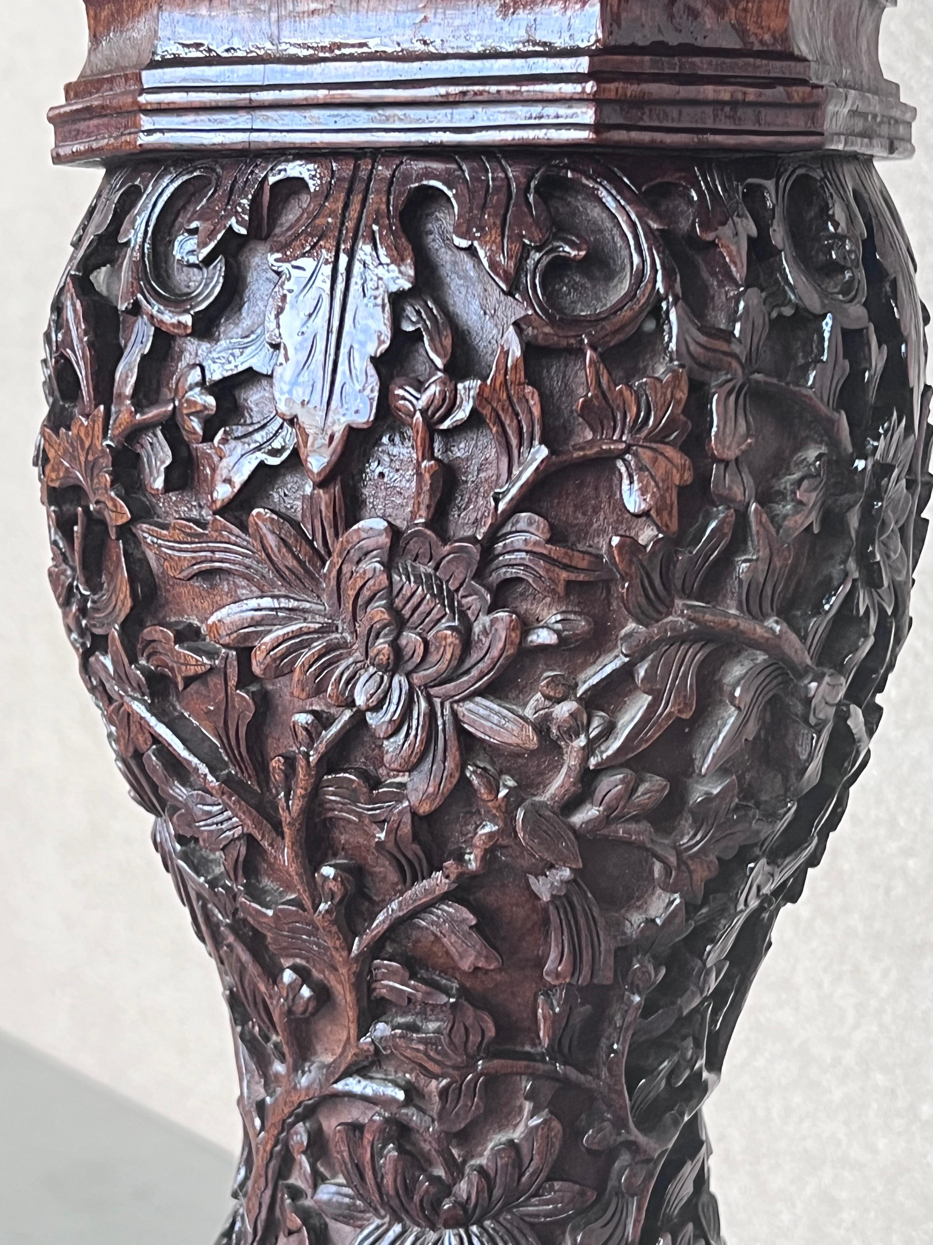 Fin du XIXe siècle Table à bascule ronde coloniale britannique du 19ème siècle finement sculptée en vente