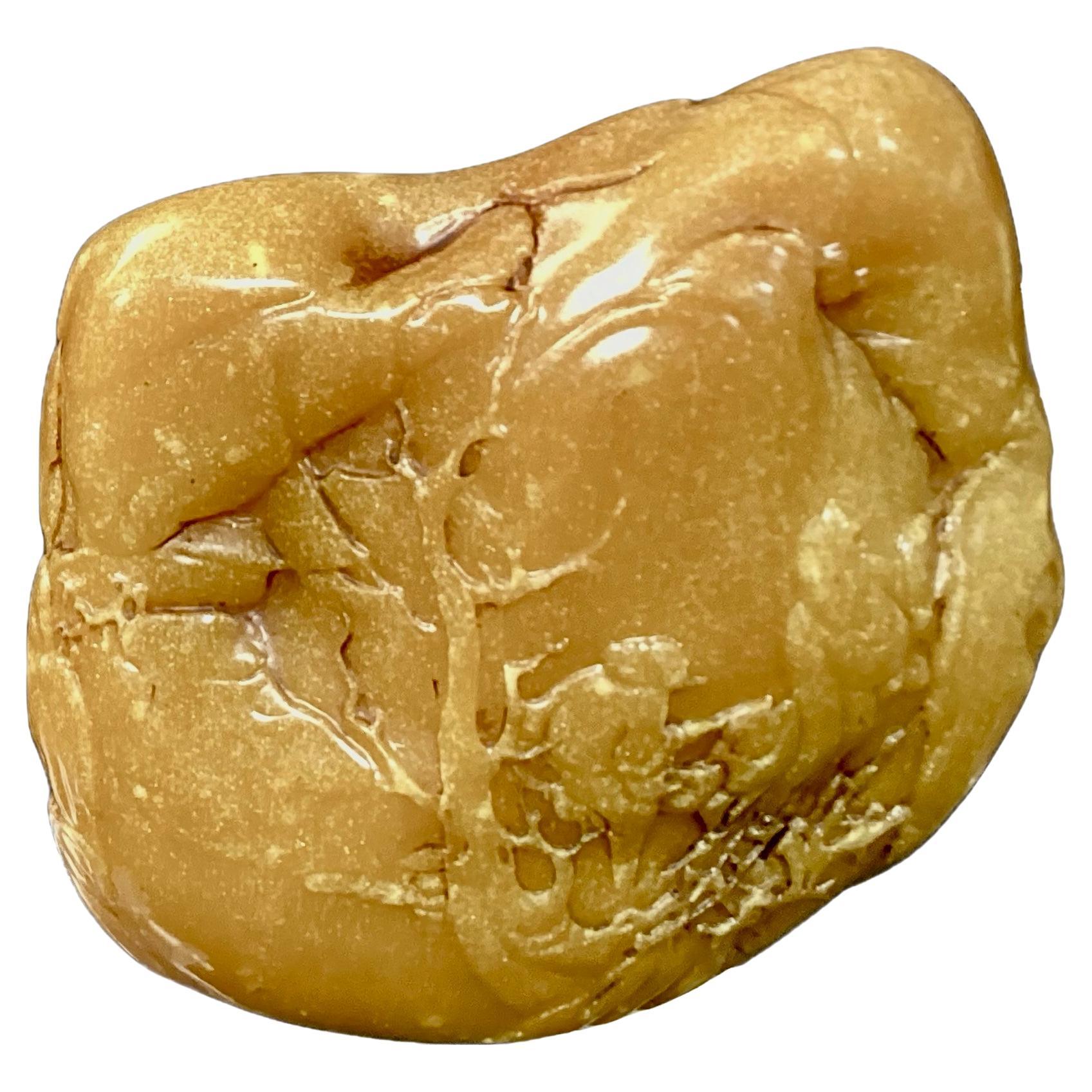 Qing Paysage et personnage chinois finement sculptés en pierre ollaire de couleur moutarde en vente