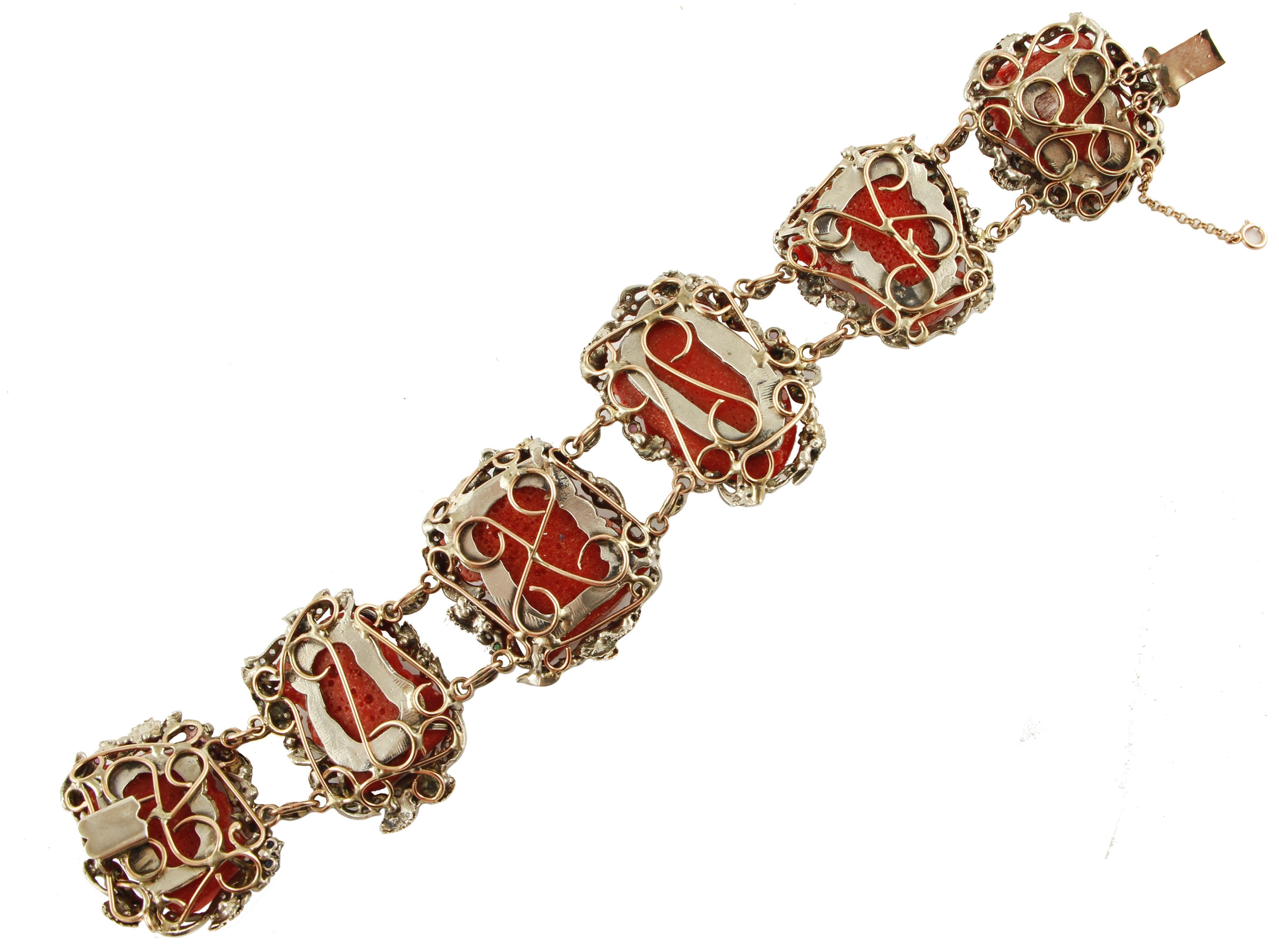 Gravur von Gesichtern auf roter Koralle, Diamanten, Rubinen, Saphiren, Gold/Silber  Armbänder (Retro) im Angebot