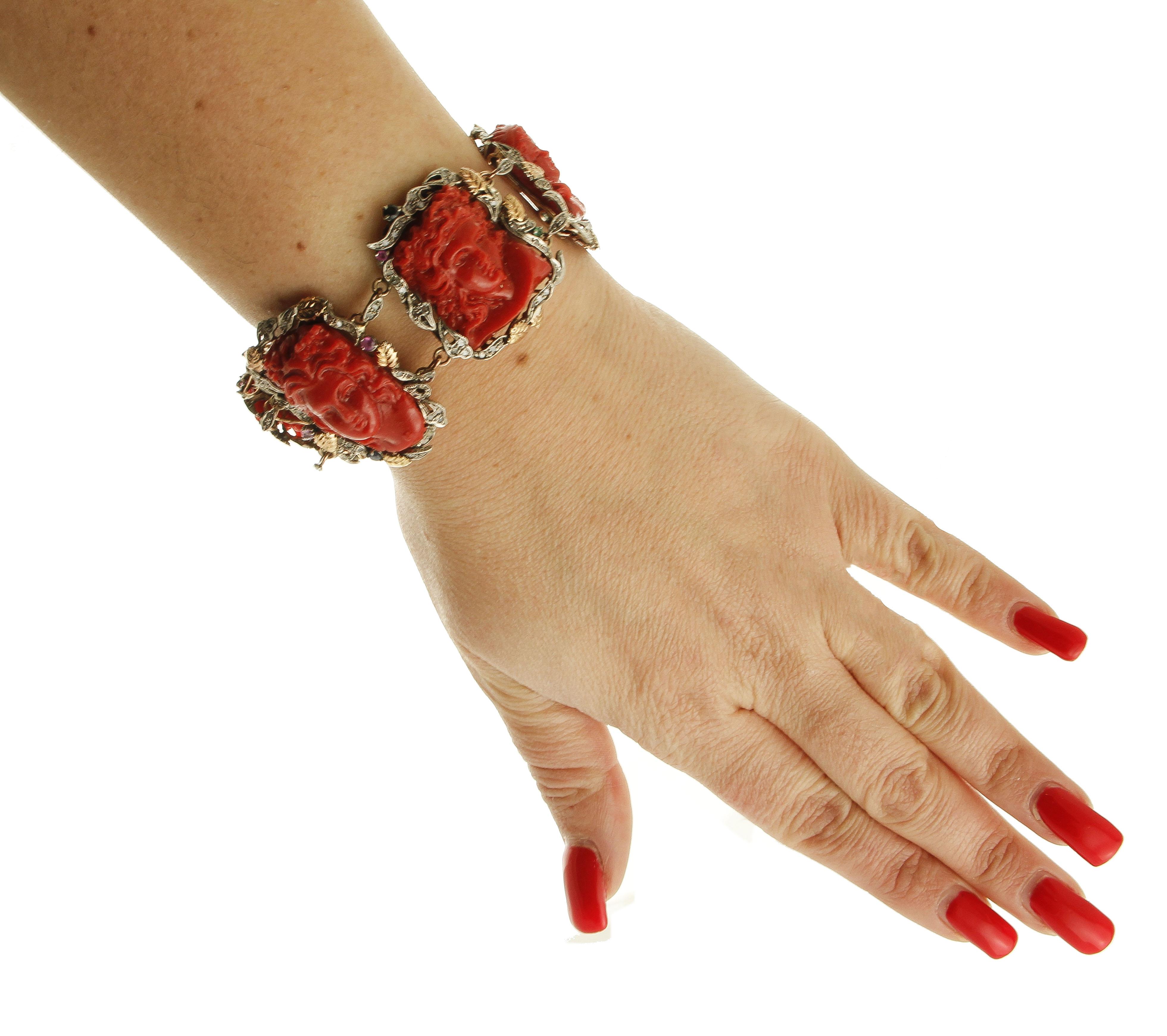 Faces gravées sur corail rouge, diamants, rubis, saphirs, or/argent  Bracelet Pour femmes en vente