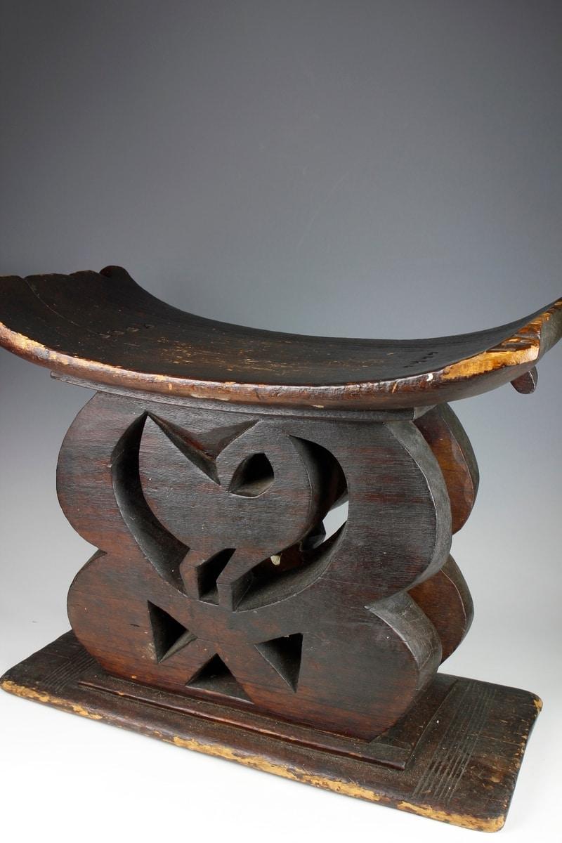 Tribal Tabouret Ashanti ancien finement sculpté avec motif d'oiseaux, Ghana en vente