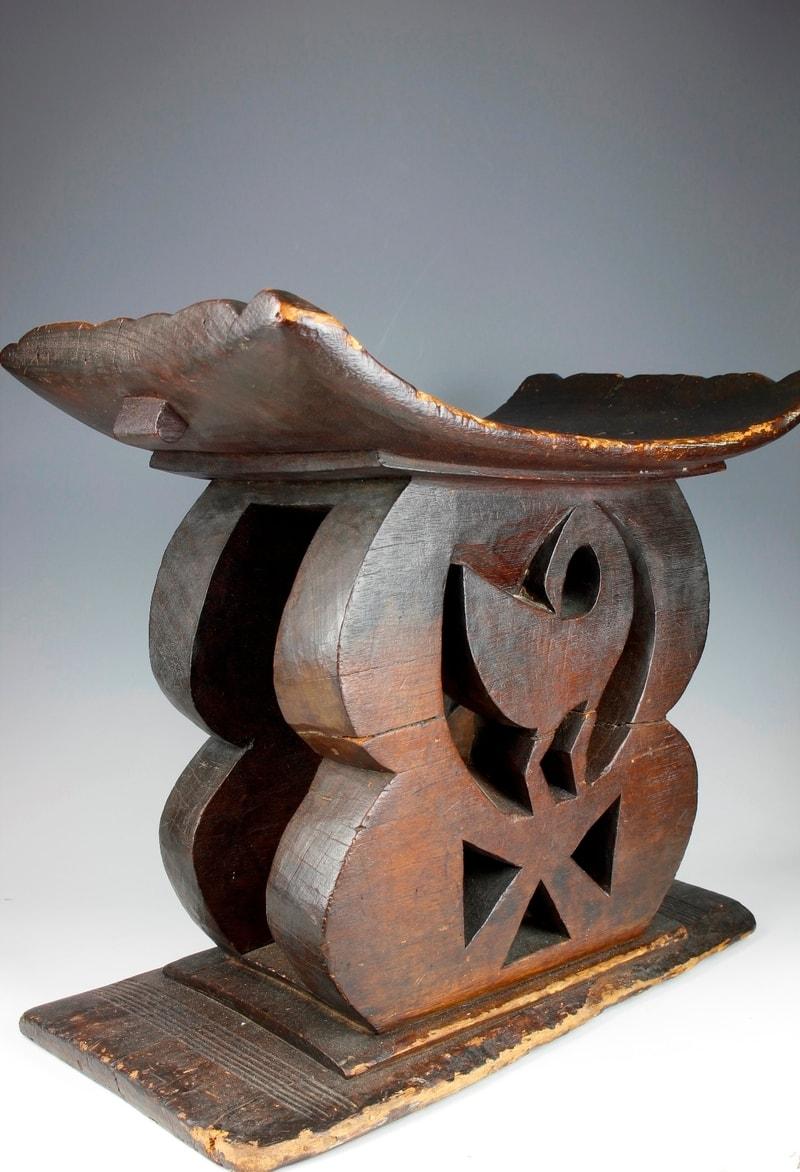 Ghanéen Tabouret Ashanti ancien finement sculpté avec motif d'oiseaux, Ghana en vente