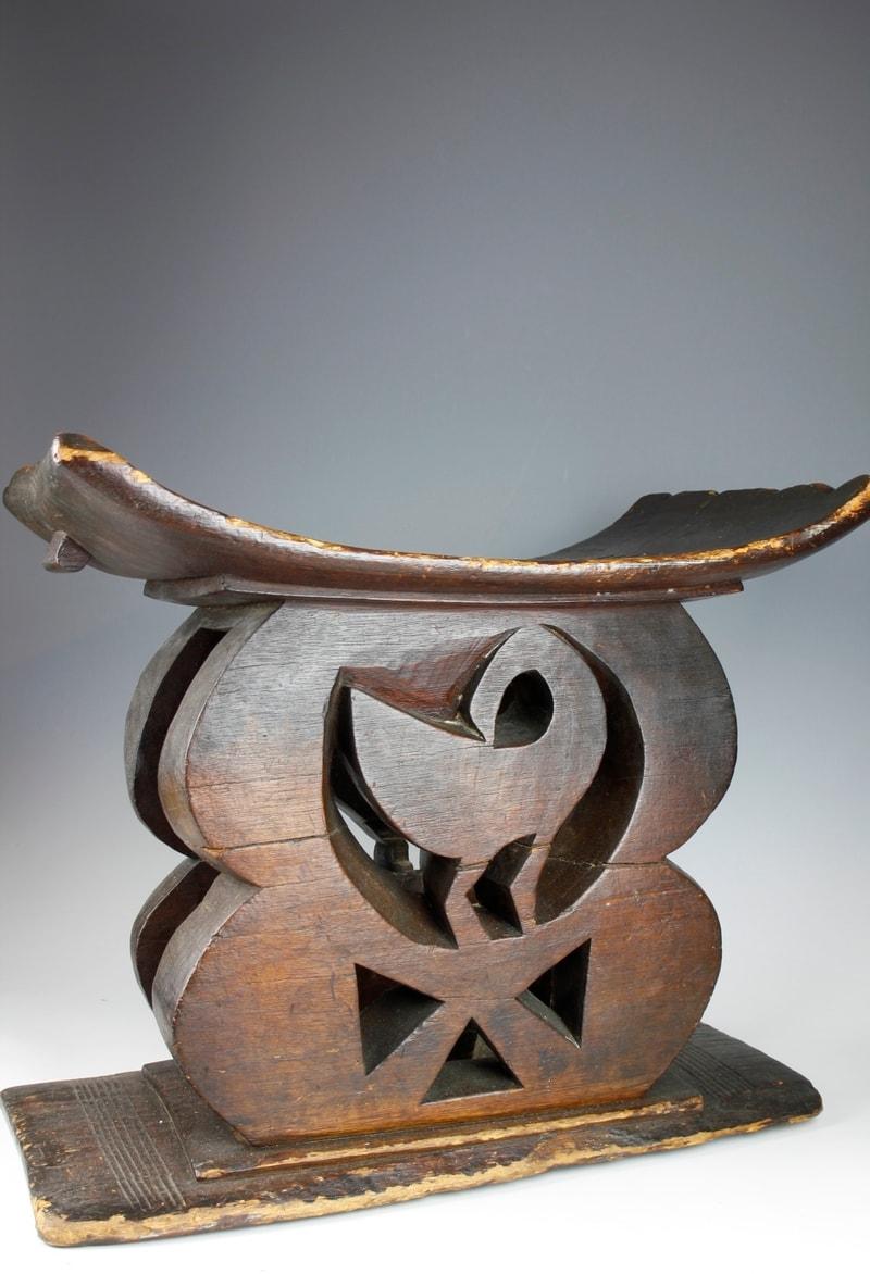 Sculpté à la main Tabouret Ashanti ancien finement sculpté avec motif d'oiseaux, Ghana en vente