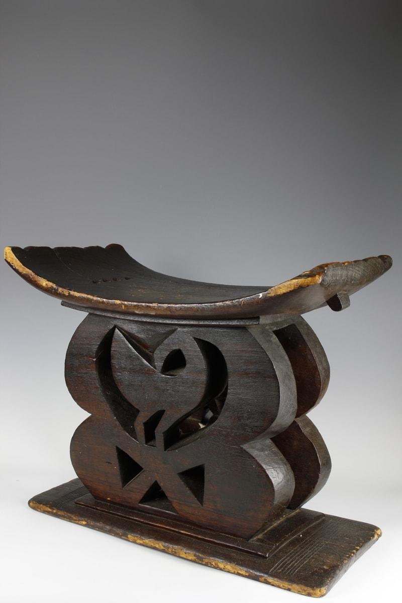 Tabouret Ashanti ancien finement sculpté avec motif d'oiseaux, Ghana Bon état - En vente à London, GB