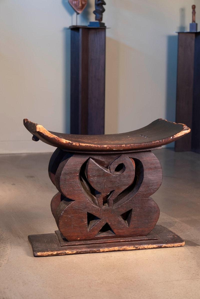 20ième siècle Tabouret Ashanti ancien finement sculpté avec motif d'oiseaux, Ghana en vente