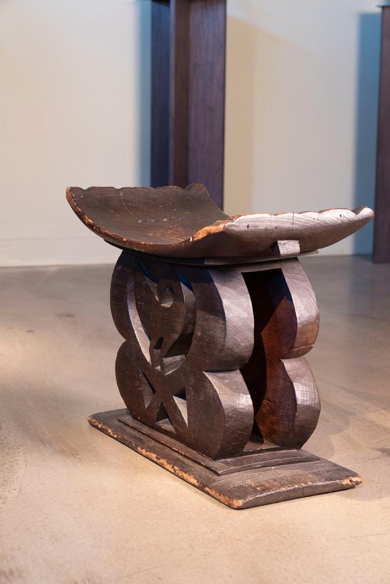Bois Tabouret Ashanti ancien finement sculpté avec motif d'oiseaux, Ghana en vente