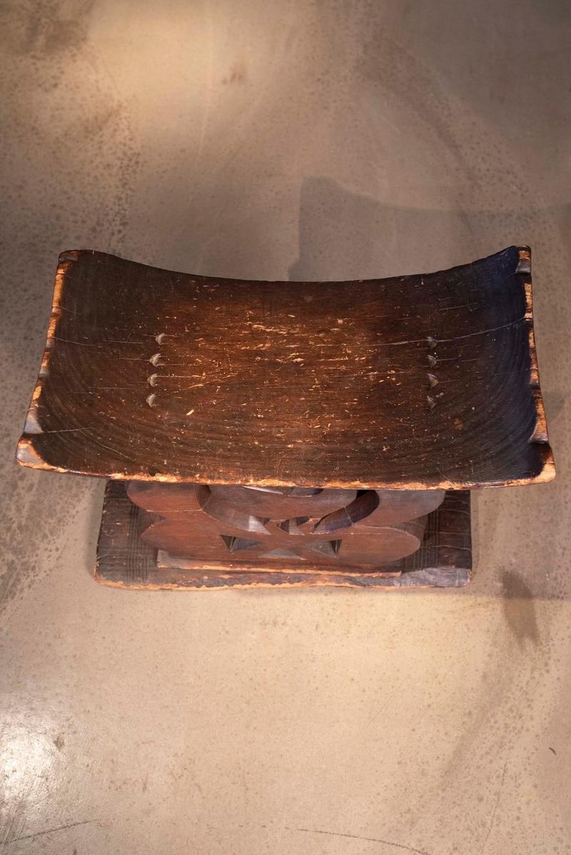 Tabouret Ashanti ancien finement sculpté avec motif d'oiseaux, Ghana en vente 1