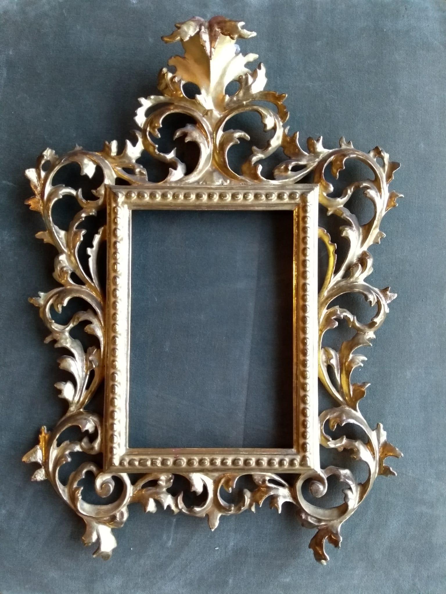Finely Venetian Carved Frame from the Late 1600s, Finished in Gold Leaf For Sale 5