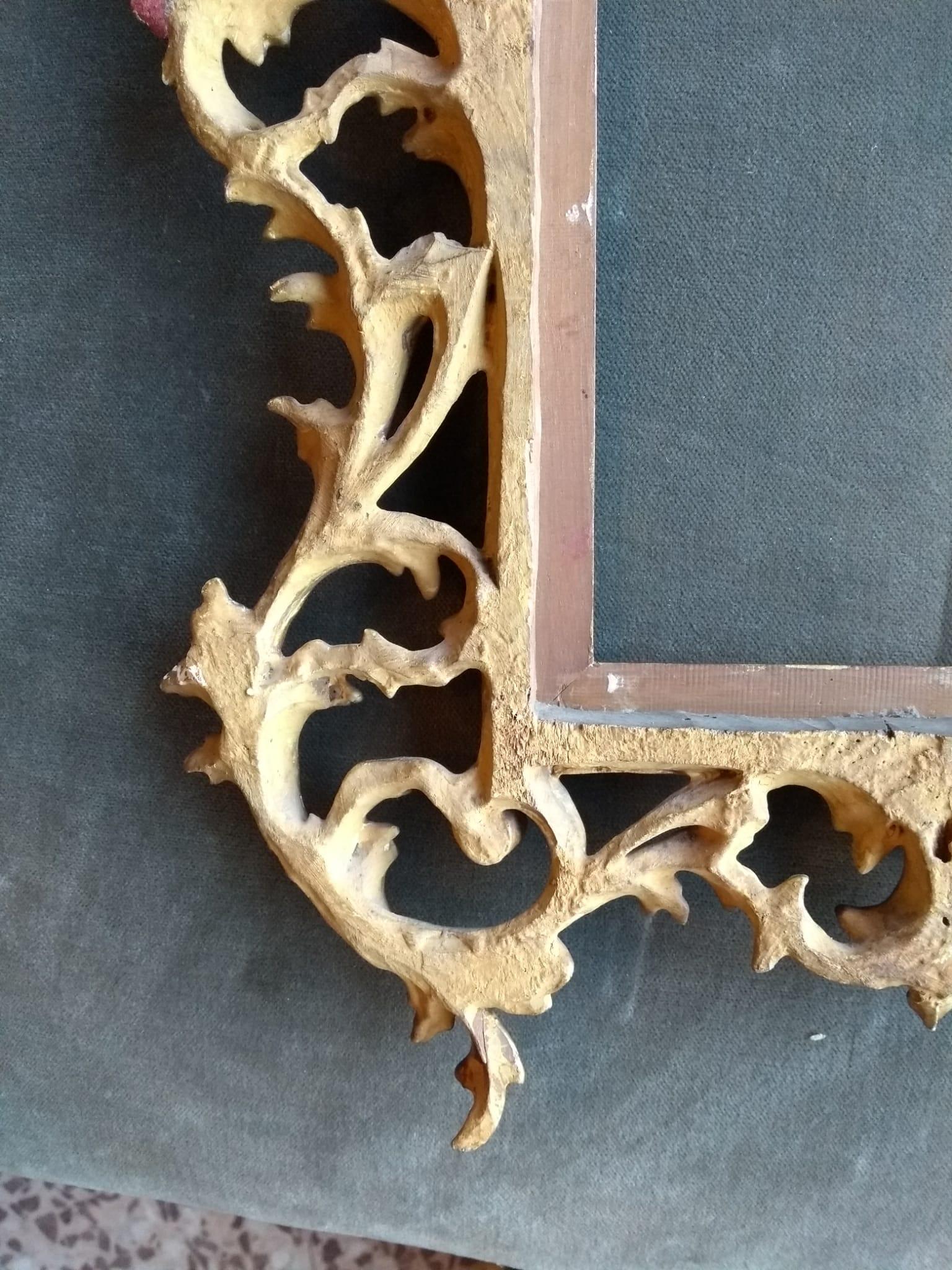 Finely Venetian carved frame from the late 17th century, finished in gold leaf.
