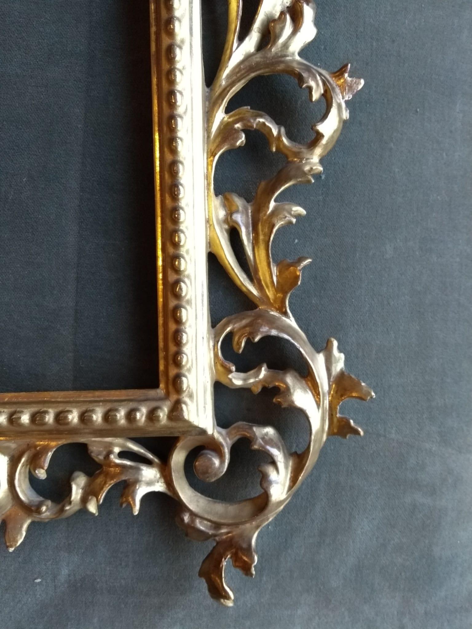 Finely Venetian Carved Frame from the Late 1600s, Finished in Gold Leaf For Sale 1