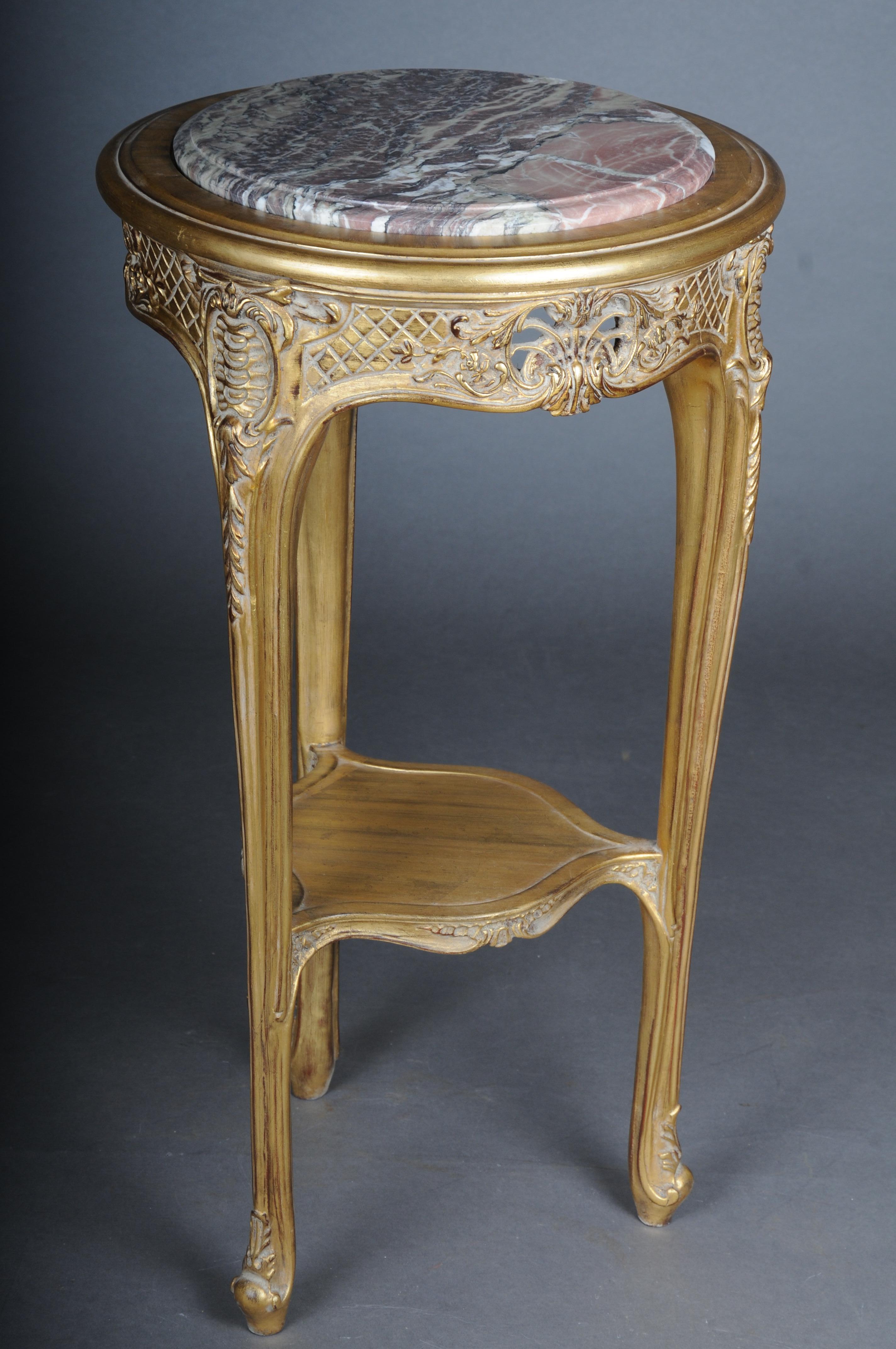 Fein geschnitzter Beistelltisch aus Gold mit Marmorplatte, Louis XV (Handgeschnitzt) im Angebot