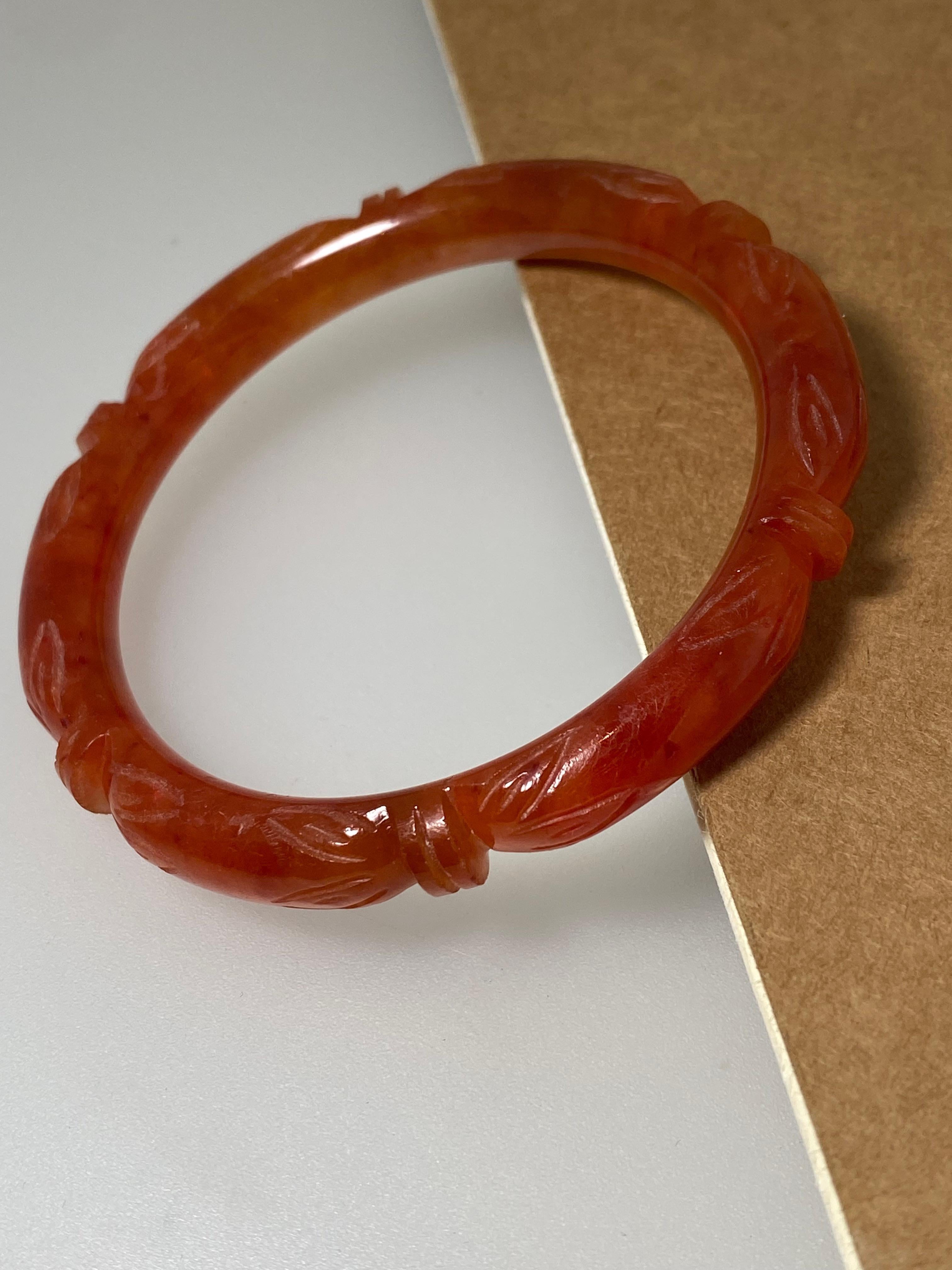 Rétro Bracelet vintage en pierre dure finement sculptée. Circonférence 21,5 cm. en vente