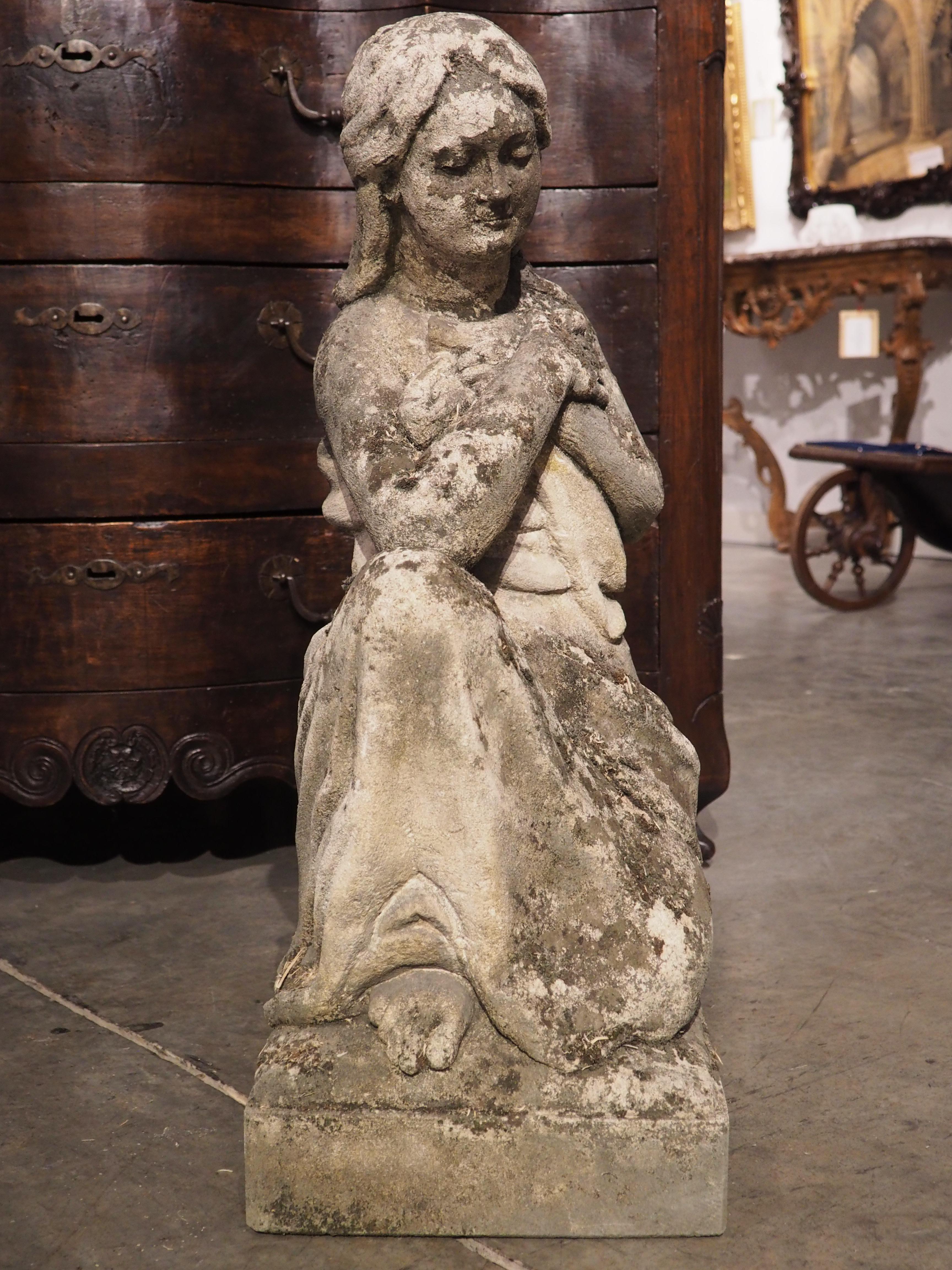 Statue italienne en pierre calcaire finement sculptée d'une femme tenant un oiseau en vente 1